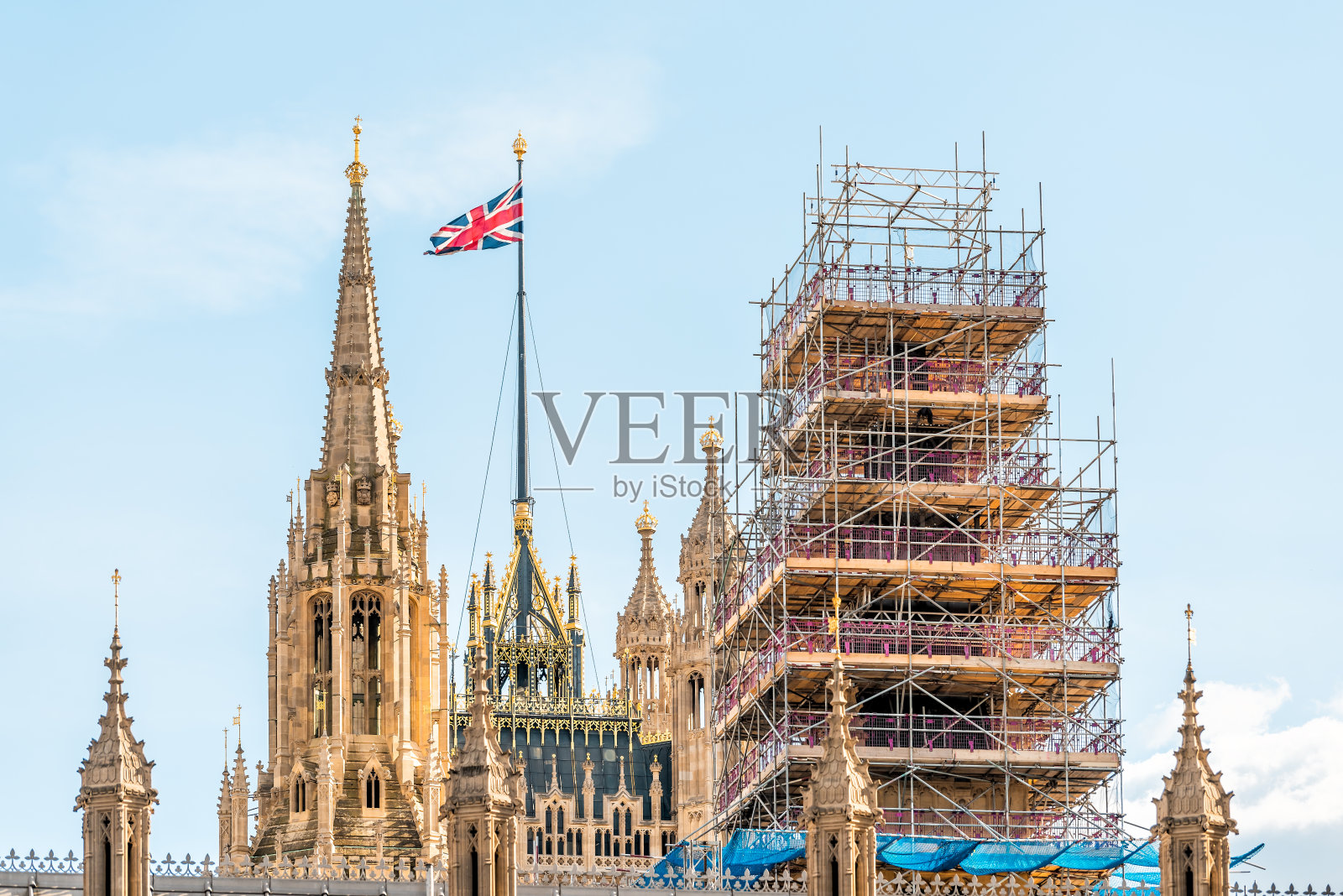 英国伦敦的大本钟钟楼的建设脚手架脚手架金属框架和威斯敏斯特宫的旗帜照片摄影图片