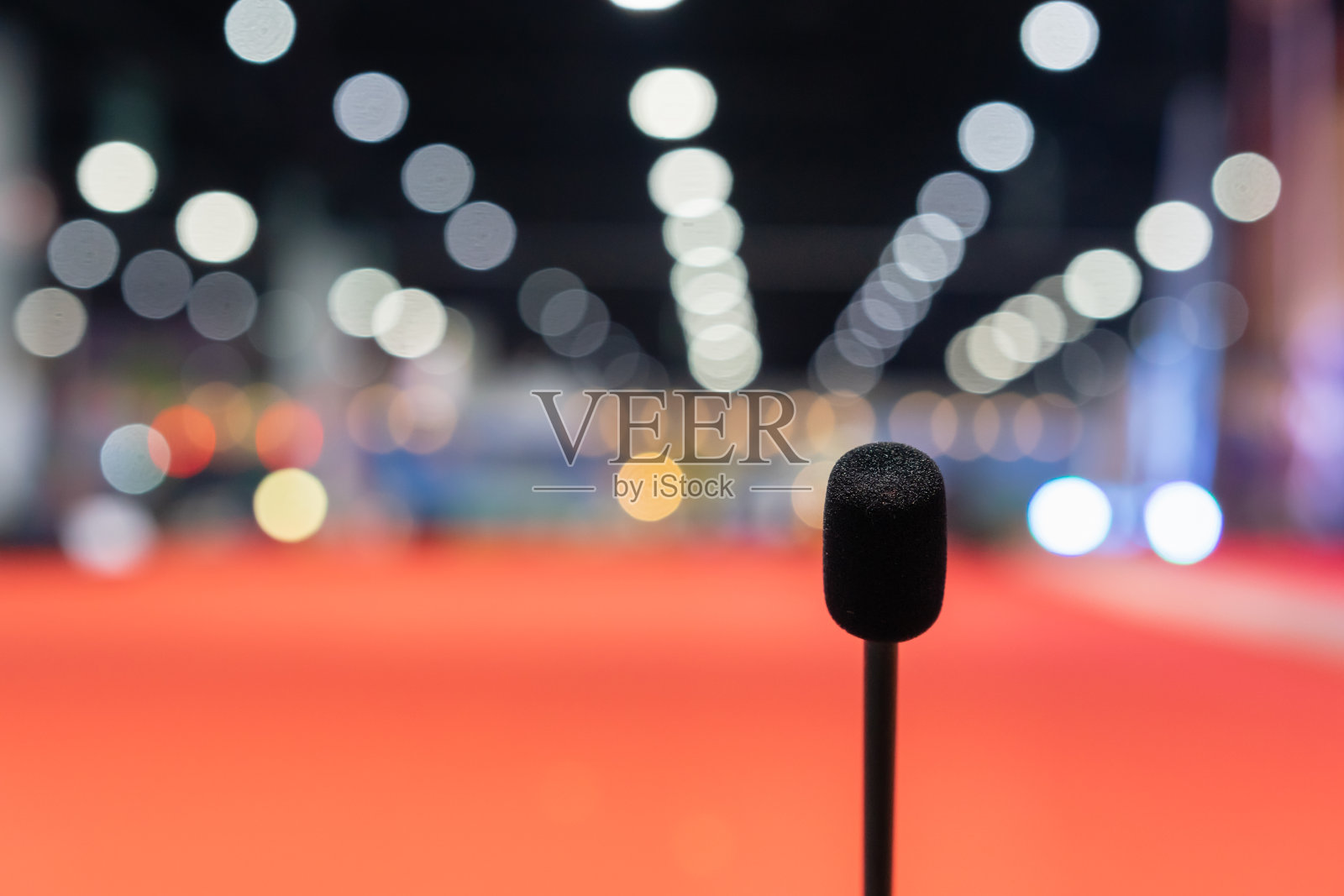 会议厅或会议室会议室的麦克风。照片摄影图片