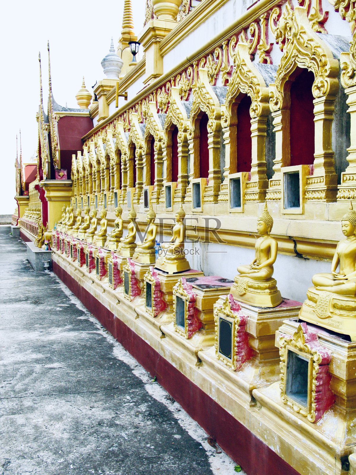 泰国Nakornsawan, Keereewong寺的金佛雕像照片摄影图片