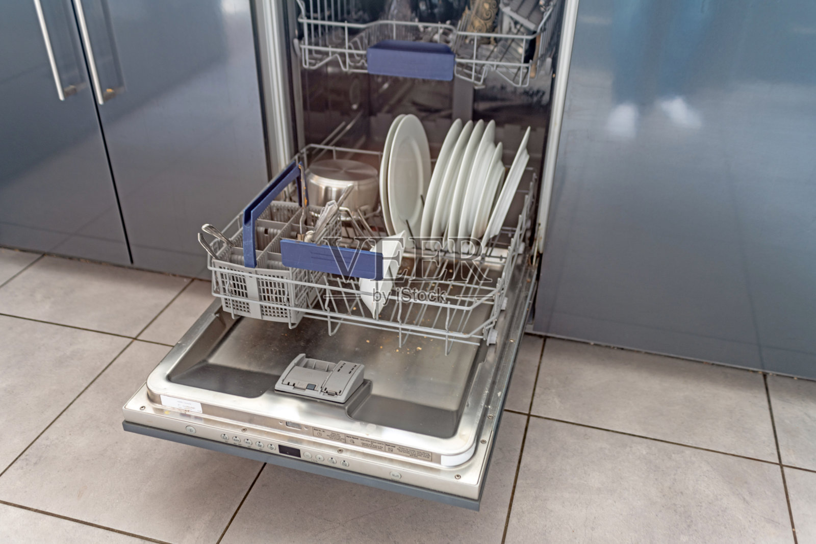 现代厨房里的洗碗机半满照片摄影图片