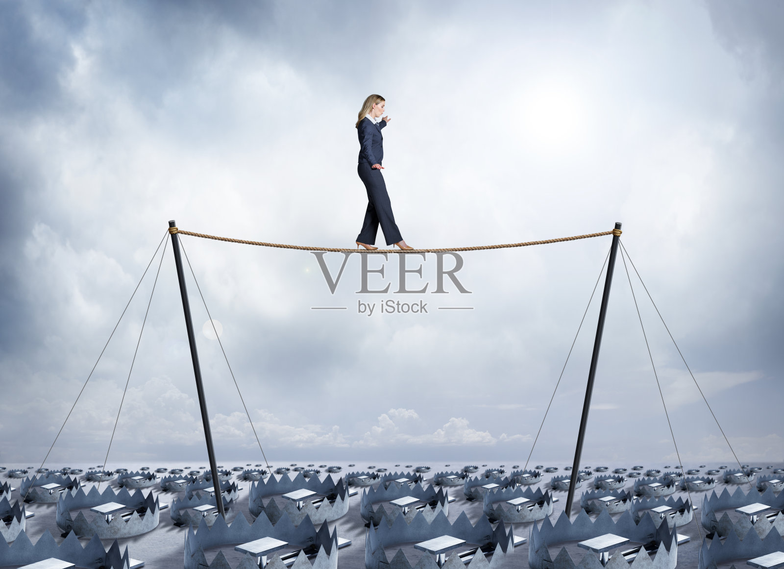 女商人在陷阱上走钢丝照片摄影图片