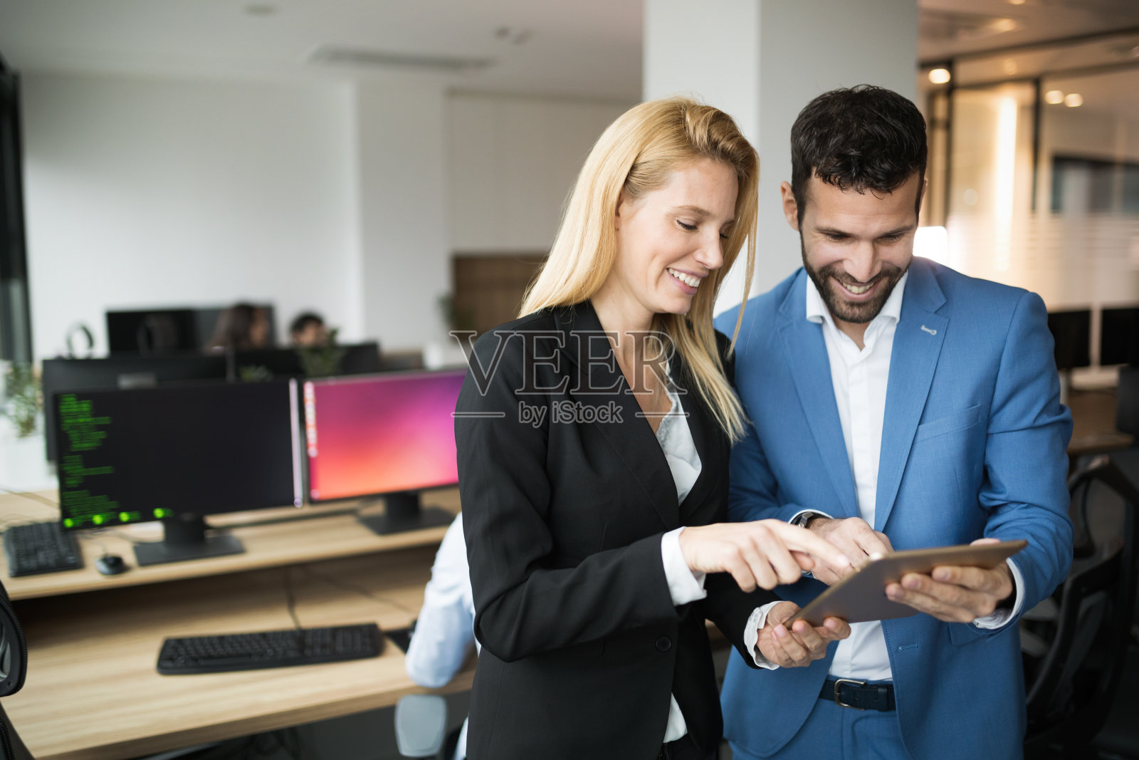 商务人士在办公室使用平板电脑时讨论照片摄影图片