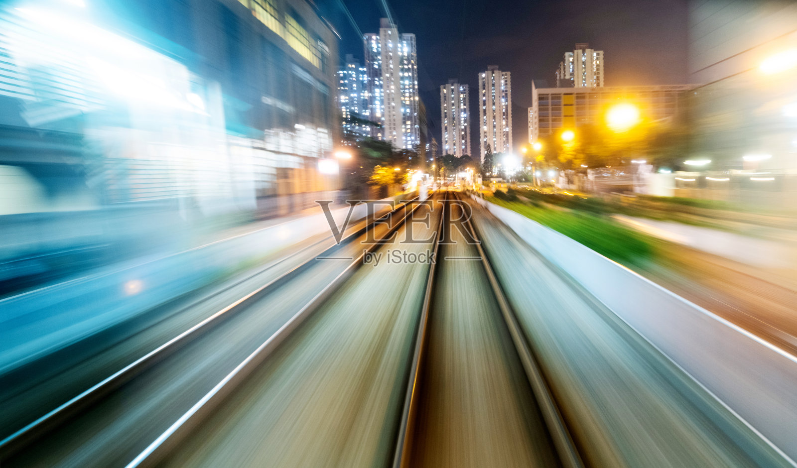 夜间的运动模糊了城市中的铁路轨道照片摄影图片