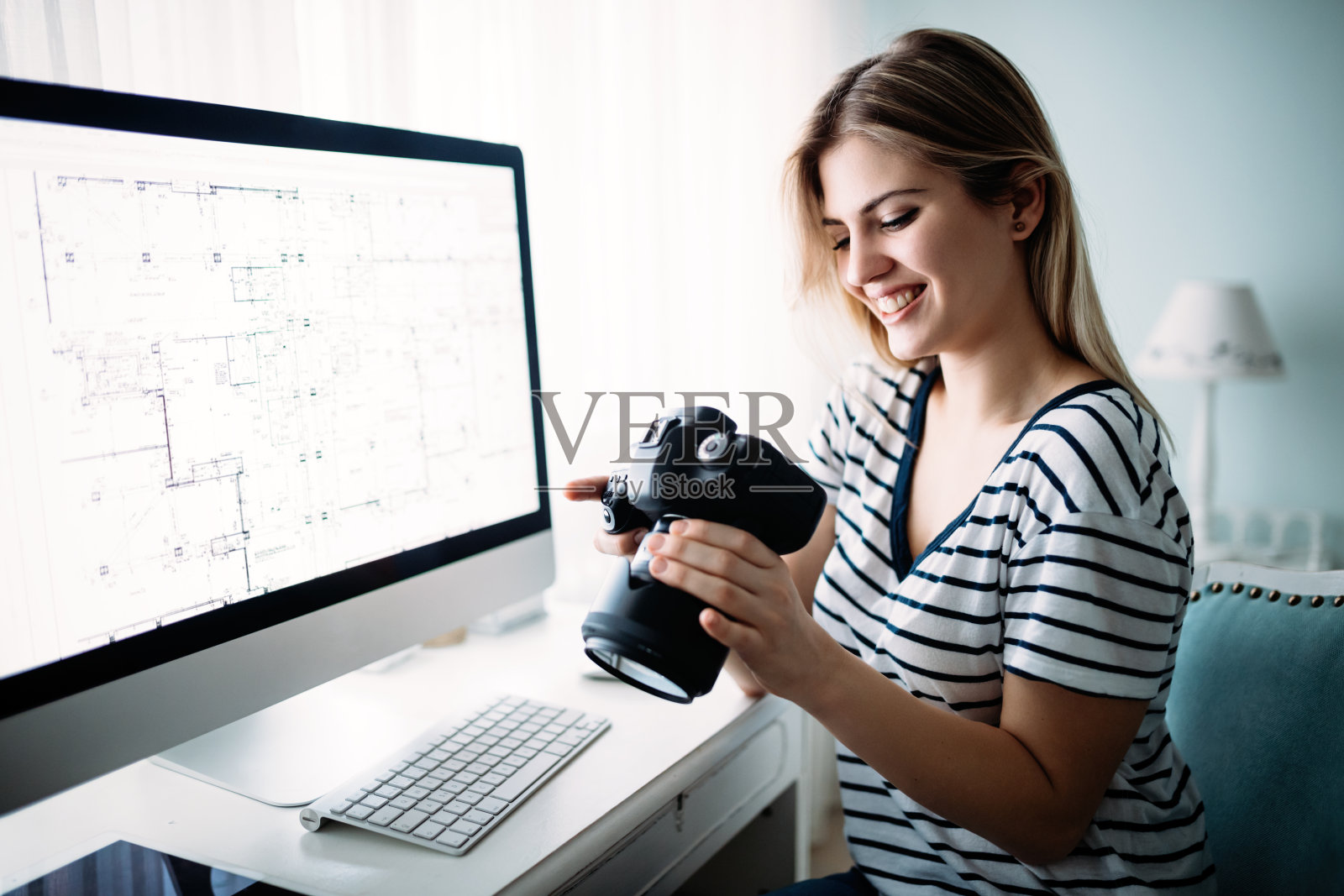 年轻设计师在家做项目照片摄影图片