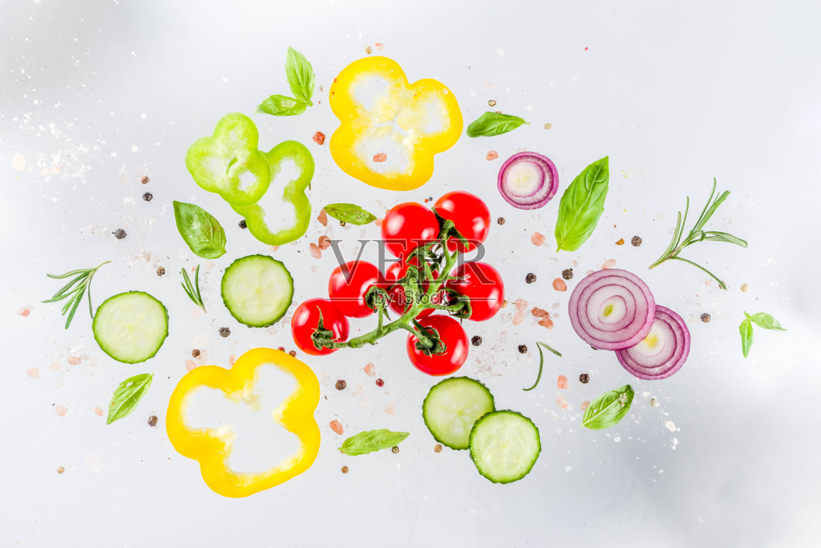 新鲜蔬菜,香草和香料在白色的背景照片摄影图片