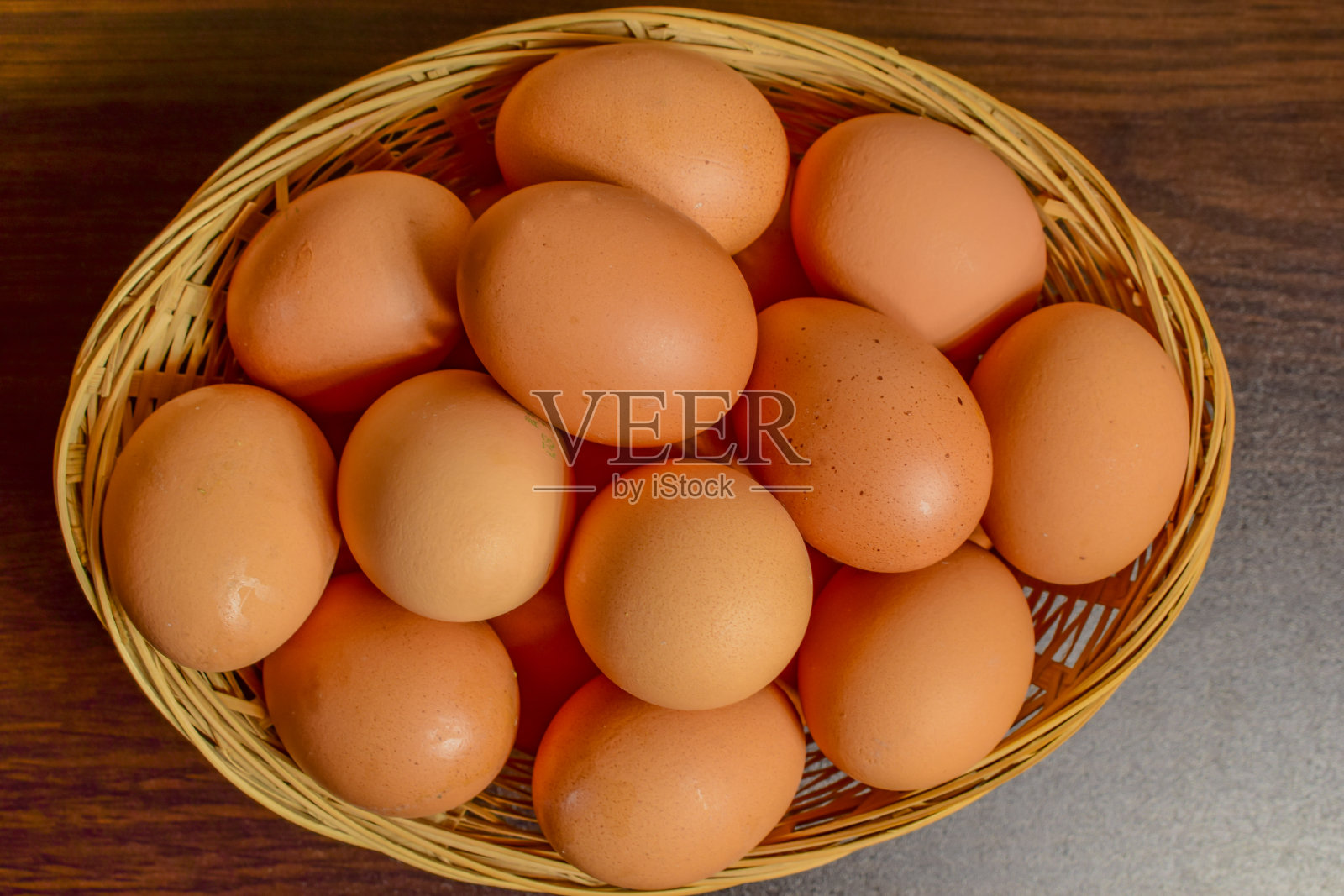 煮蛋在复活节篮子里。照片摄影图片