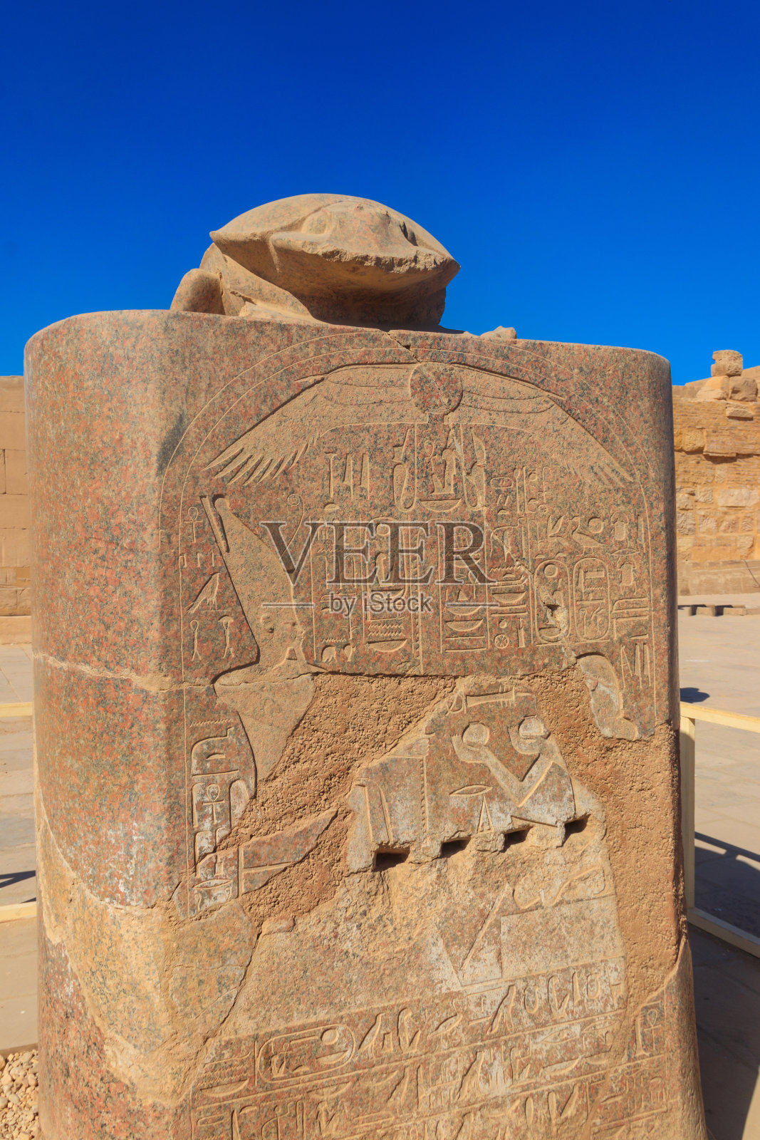 埃及卢克索卡纳克神庙的圣甲虫纪念碑照片摄影图片