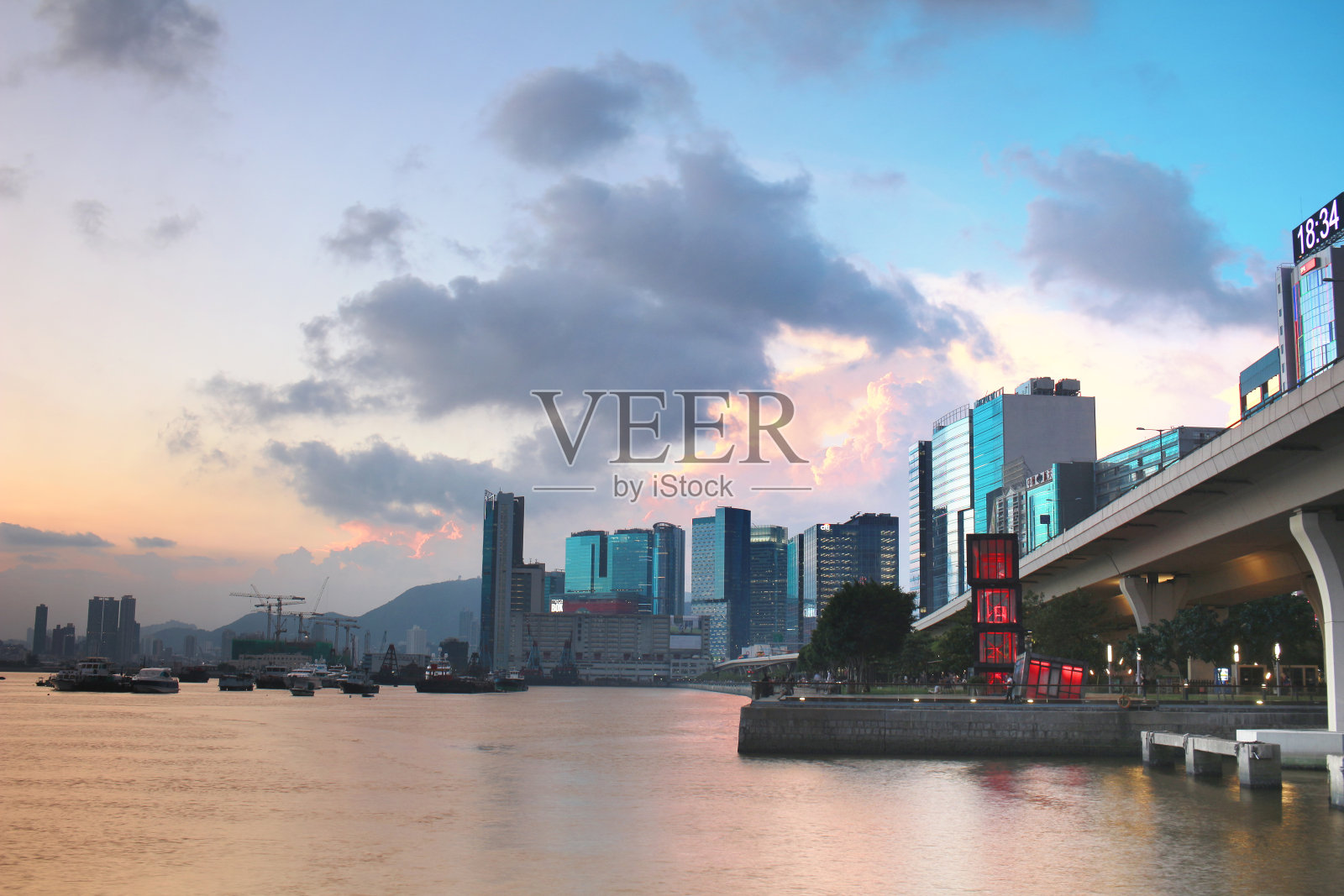 靠近观塘海滨长廊照片摄影图片