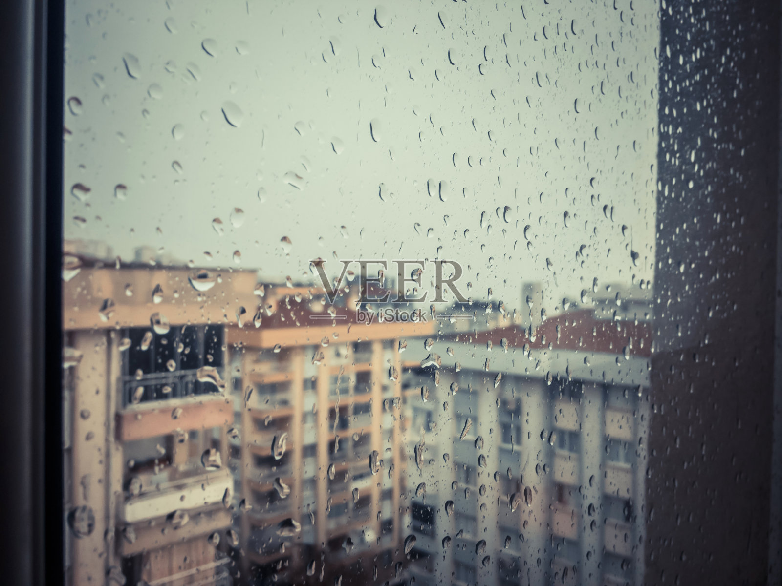 美丽的暴风雨和雨滴打在玻璃上。照片摄影图片
