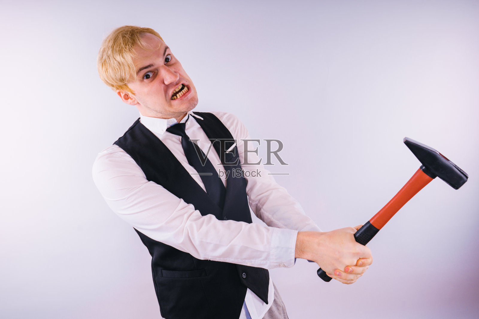 一个疯子的情感特写。照片摄影图片