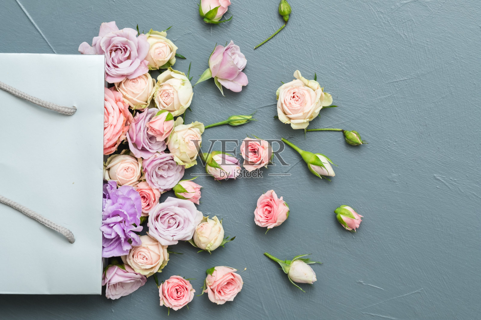 花交付组合玫瑰灰色背景照片摄影图片