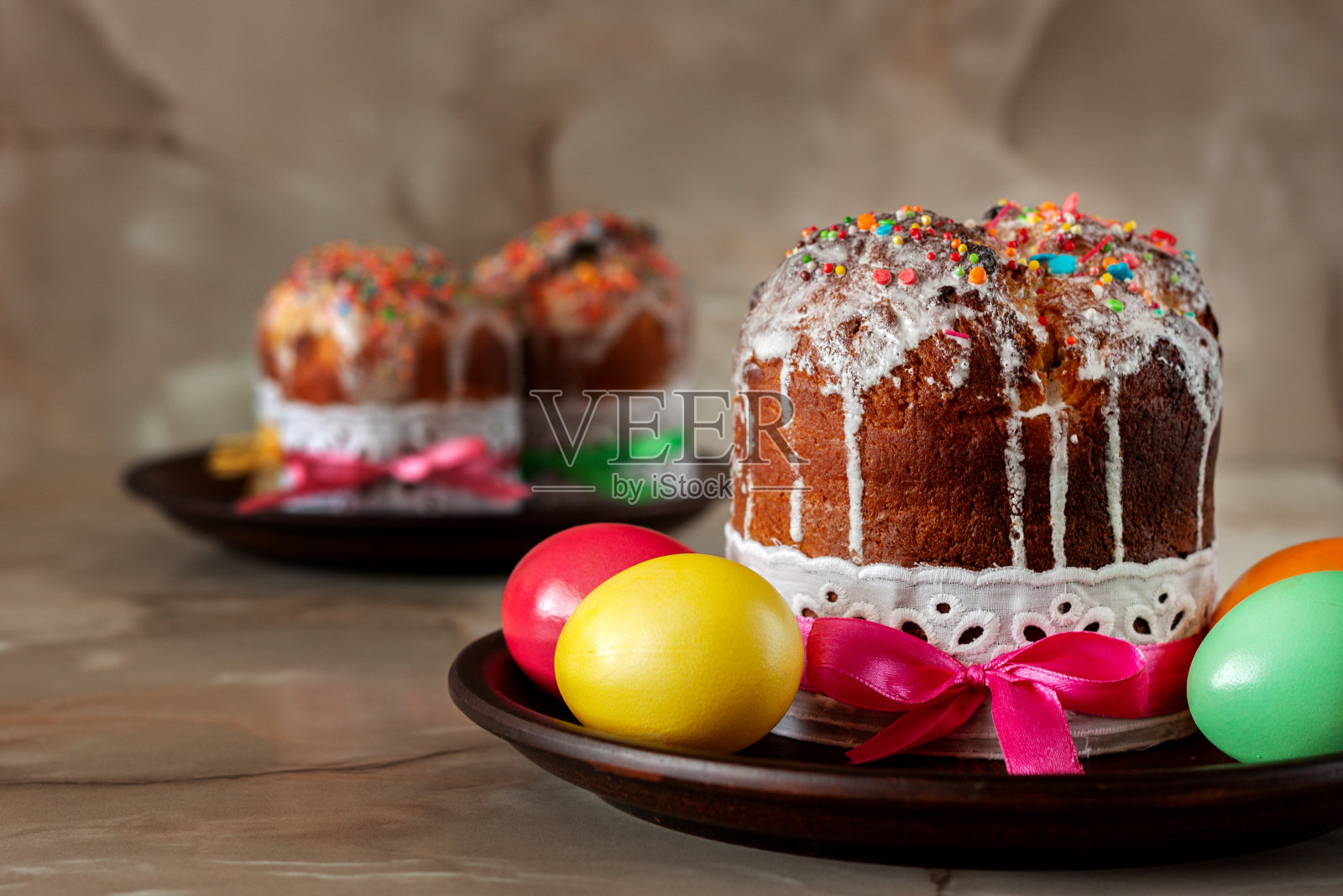 桌上有新烤的带彩蛋的复活节蛋糕照片摄影图片