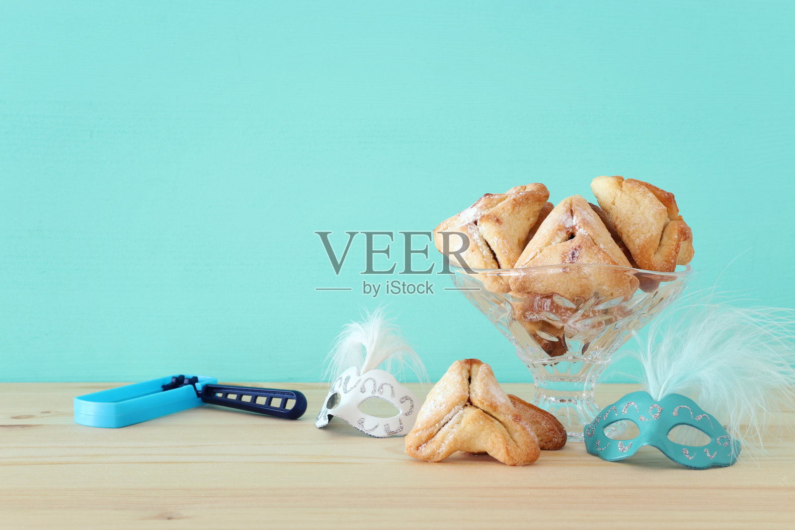 普林节庆祝概念(犹太狂欢节节日)在木桌上。照片摄影图片