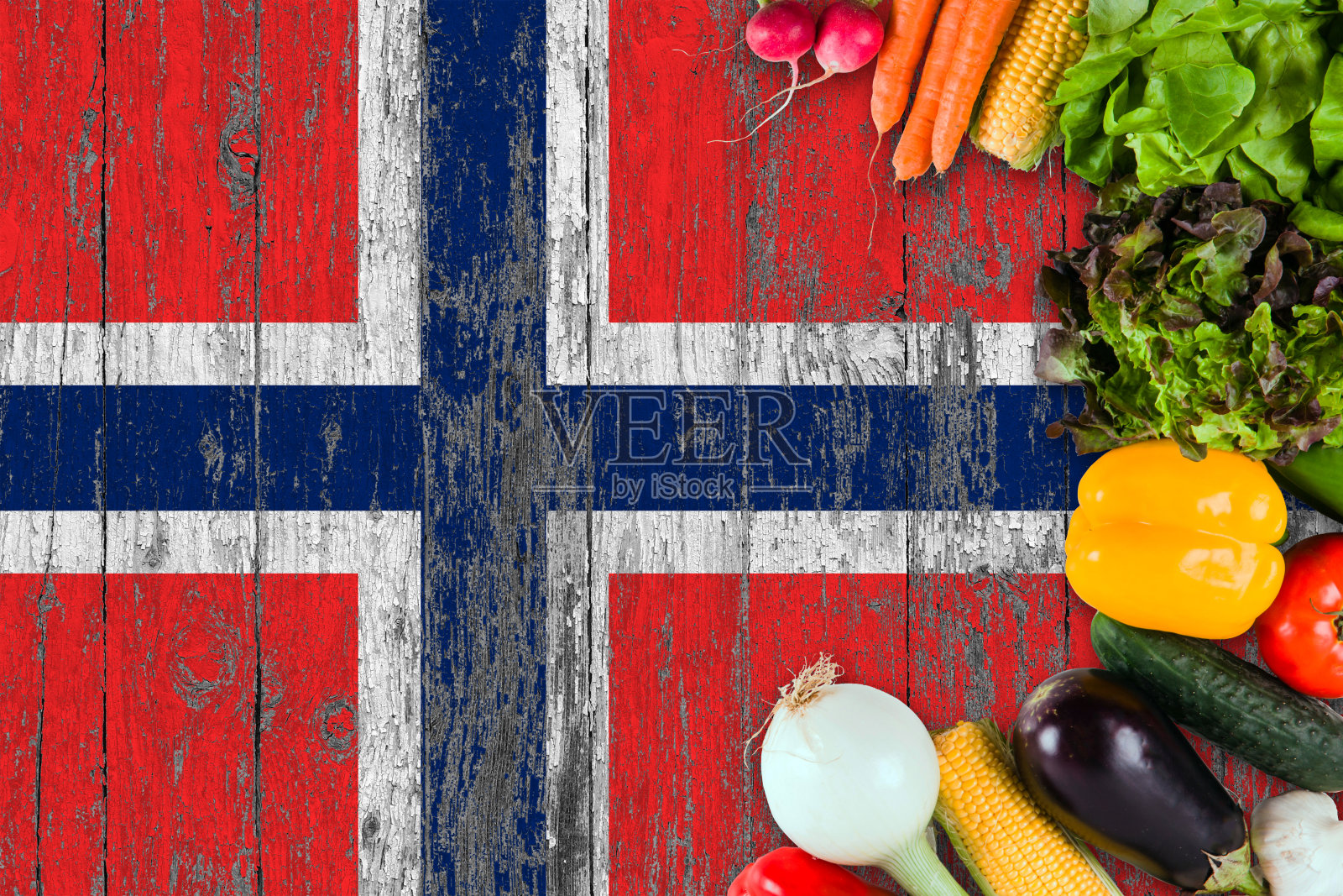 桌上有来自布维群岛的新鲜蔬菜。以木旗为背景的烹饪理念。照片摄影图片