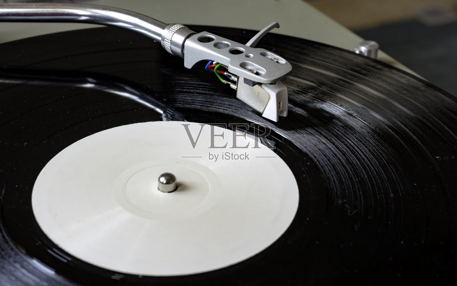 唱机转盘上的旧唱片。高保真音响系统照片摄影图片