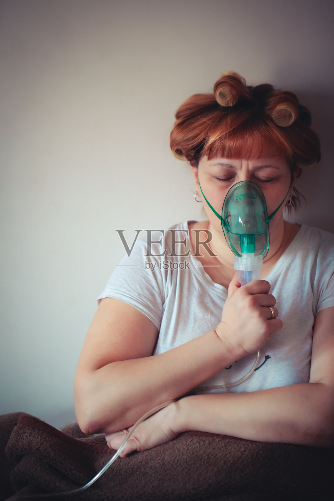 每日哮喘护理-母亲和儿子照片摄影图片