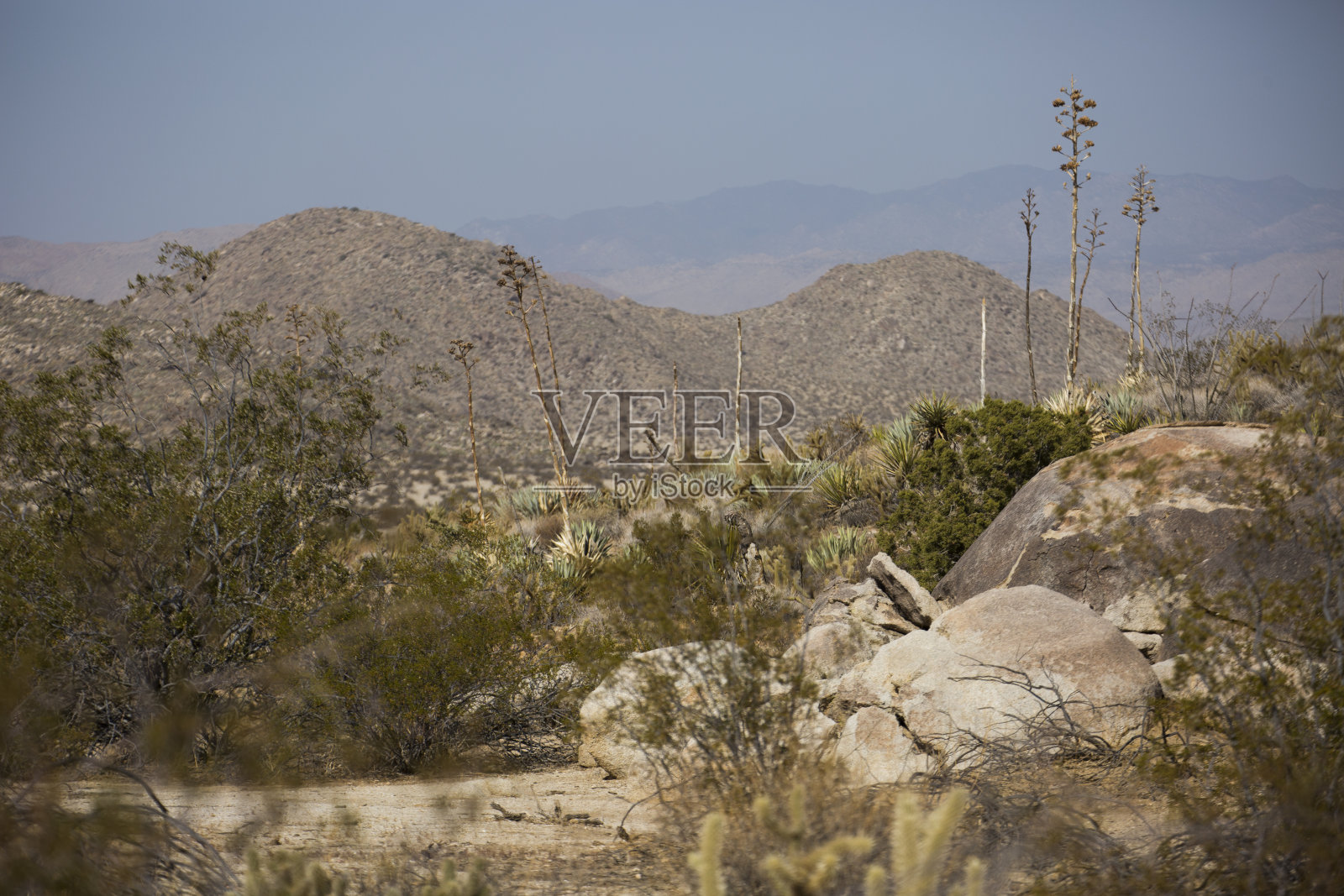 晴空下的岩层景观照片摄影图片