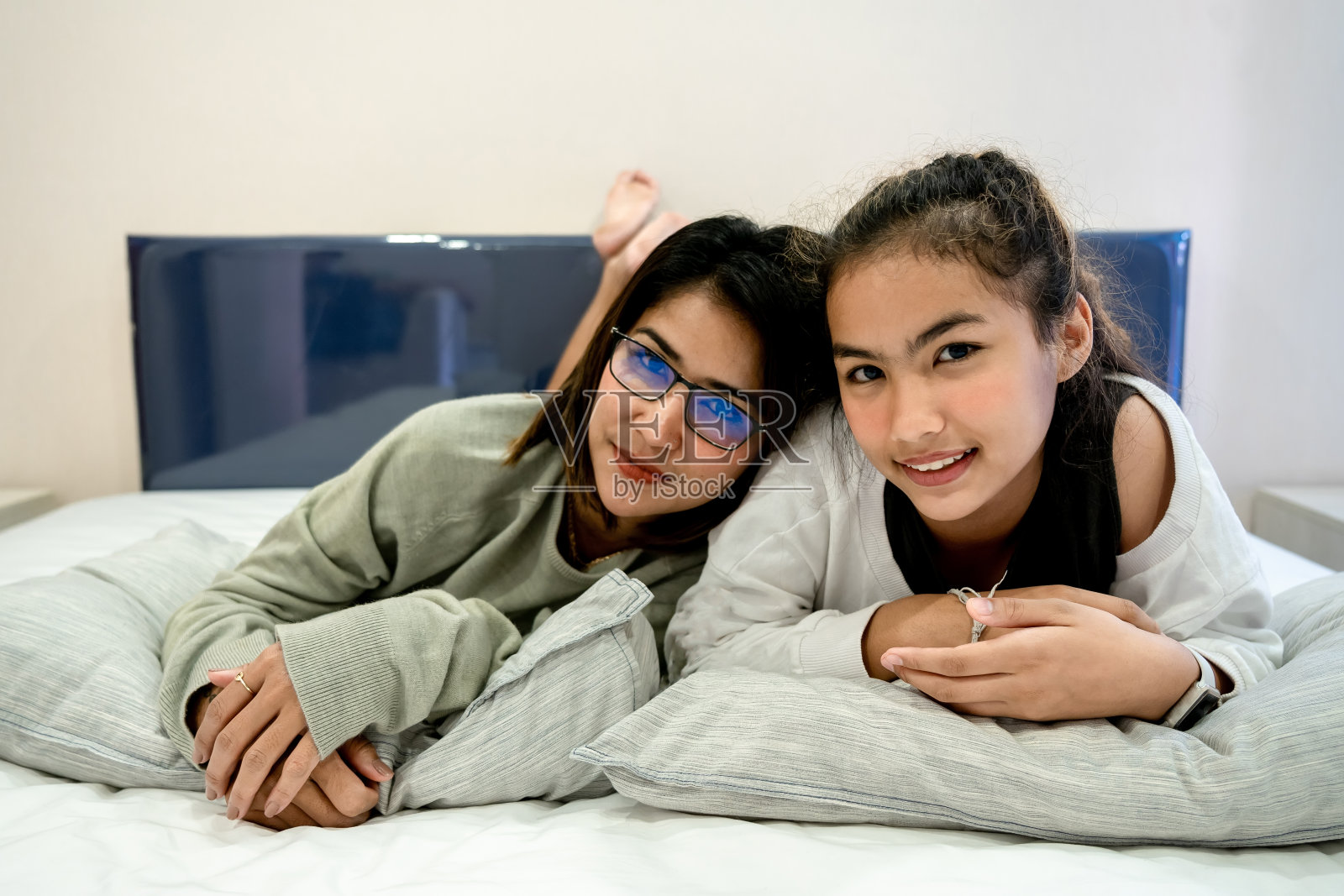 年长的妈妈和她的女儿正在拥抱照片摄影图片