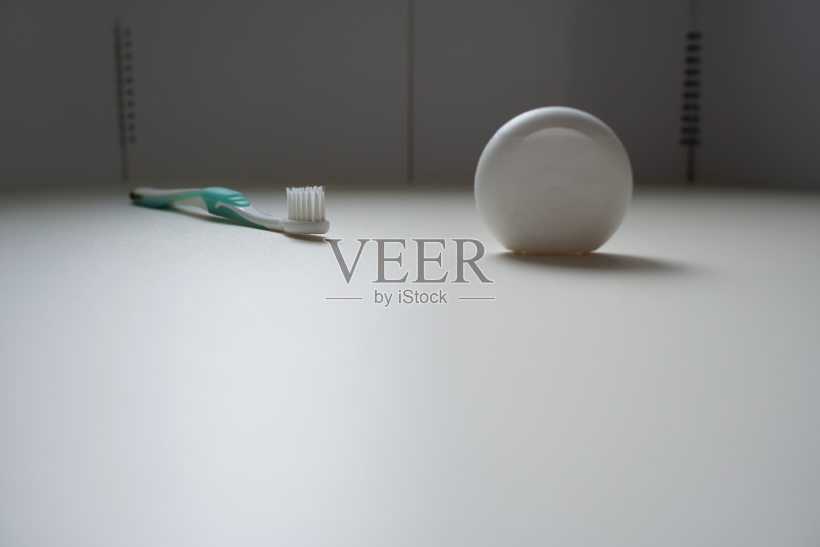 清洁牙齿的工具。包括牙线、牙刷、牙膏、电动牙刷、杯子。照片摄影图片