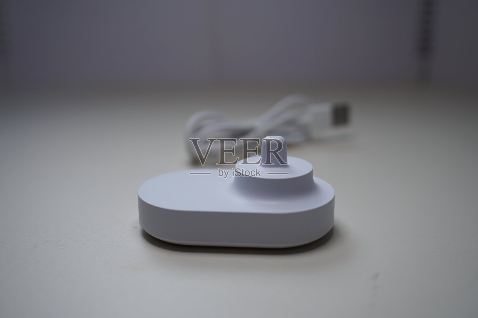 清洁牙齿的工具。包括牙线、牙刷、牙膏、电动牙刷、杯子。照片摄影图片