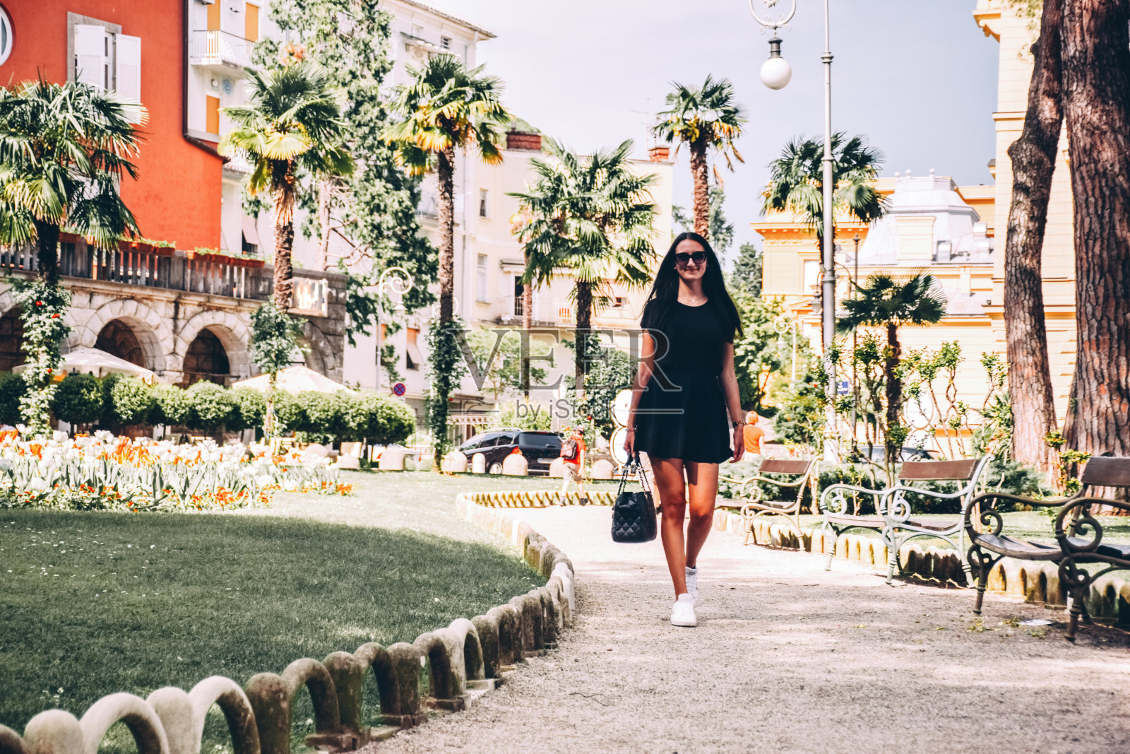 美丽的年轻女子游客探索城市公园照片摄影图片