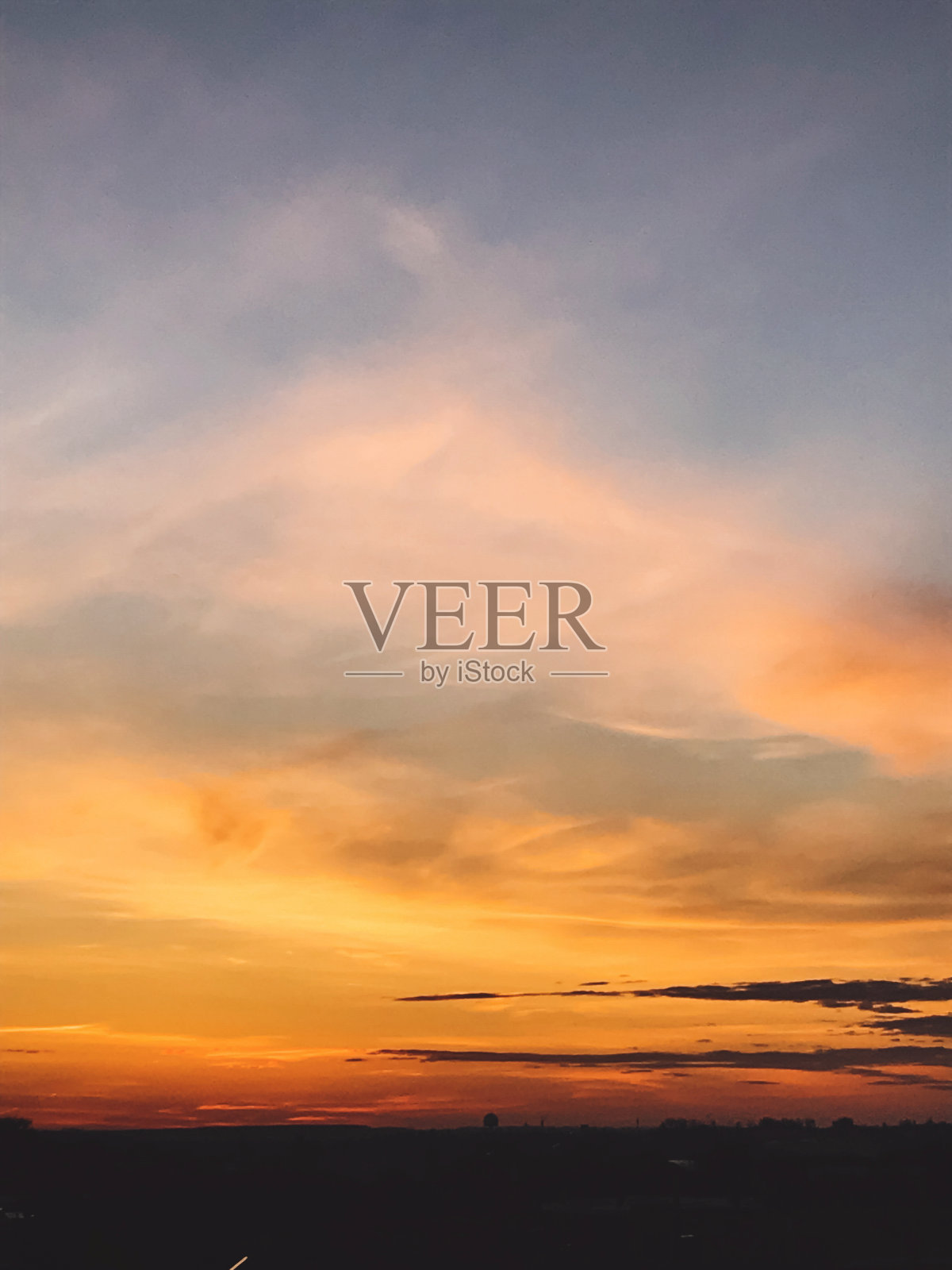 美丽的日落,城市和天空的景色。蓝色和黄色的天空与云彩,大气的景象傍晚或早晨。黄昏或黎明。本空间照片摄影图片