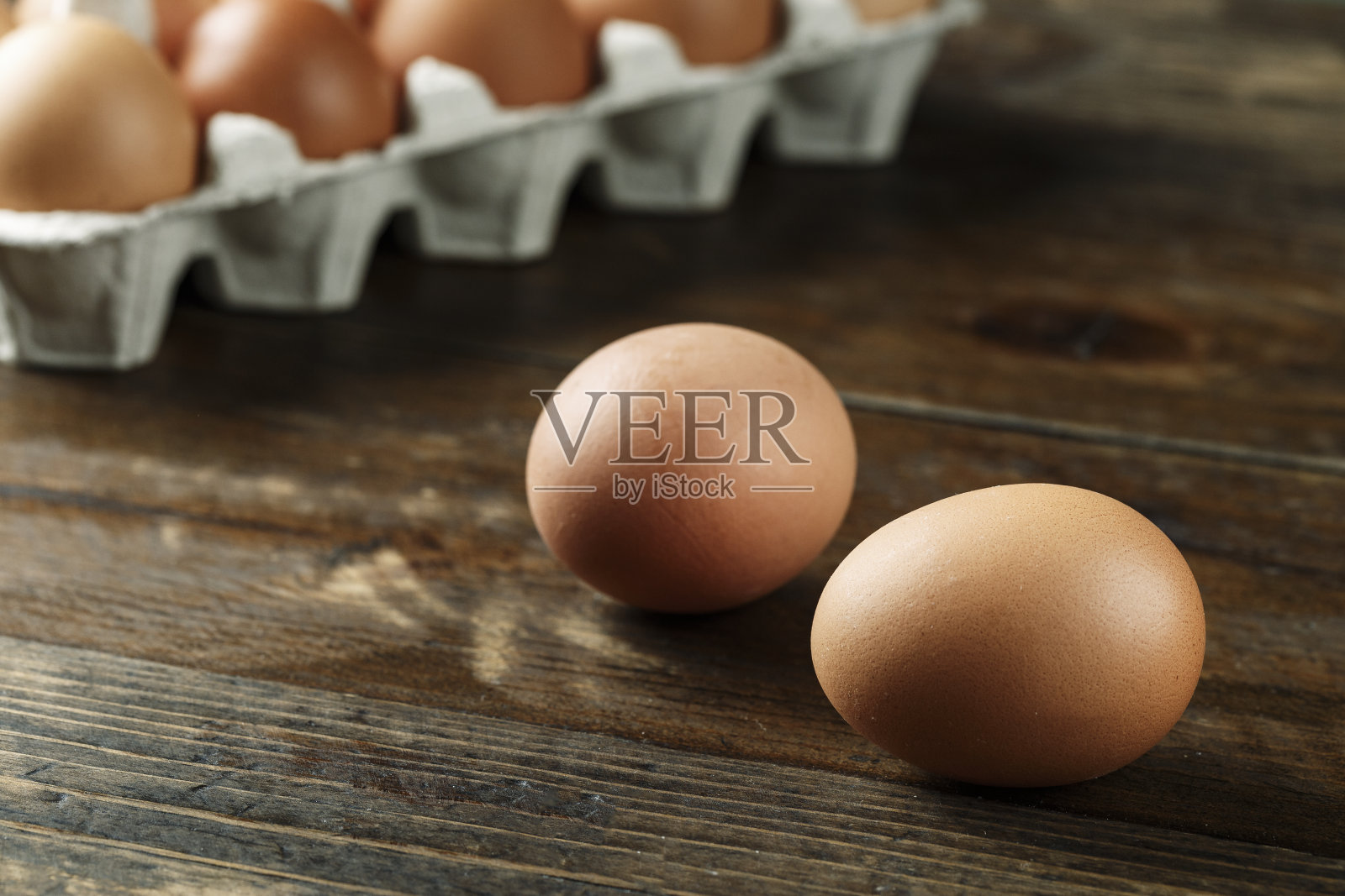 纸盘里的鸡蛋,背景是木头。照片摄影图片