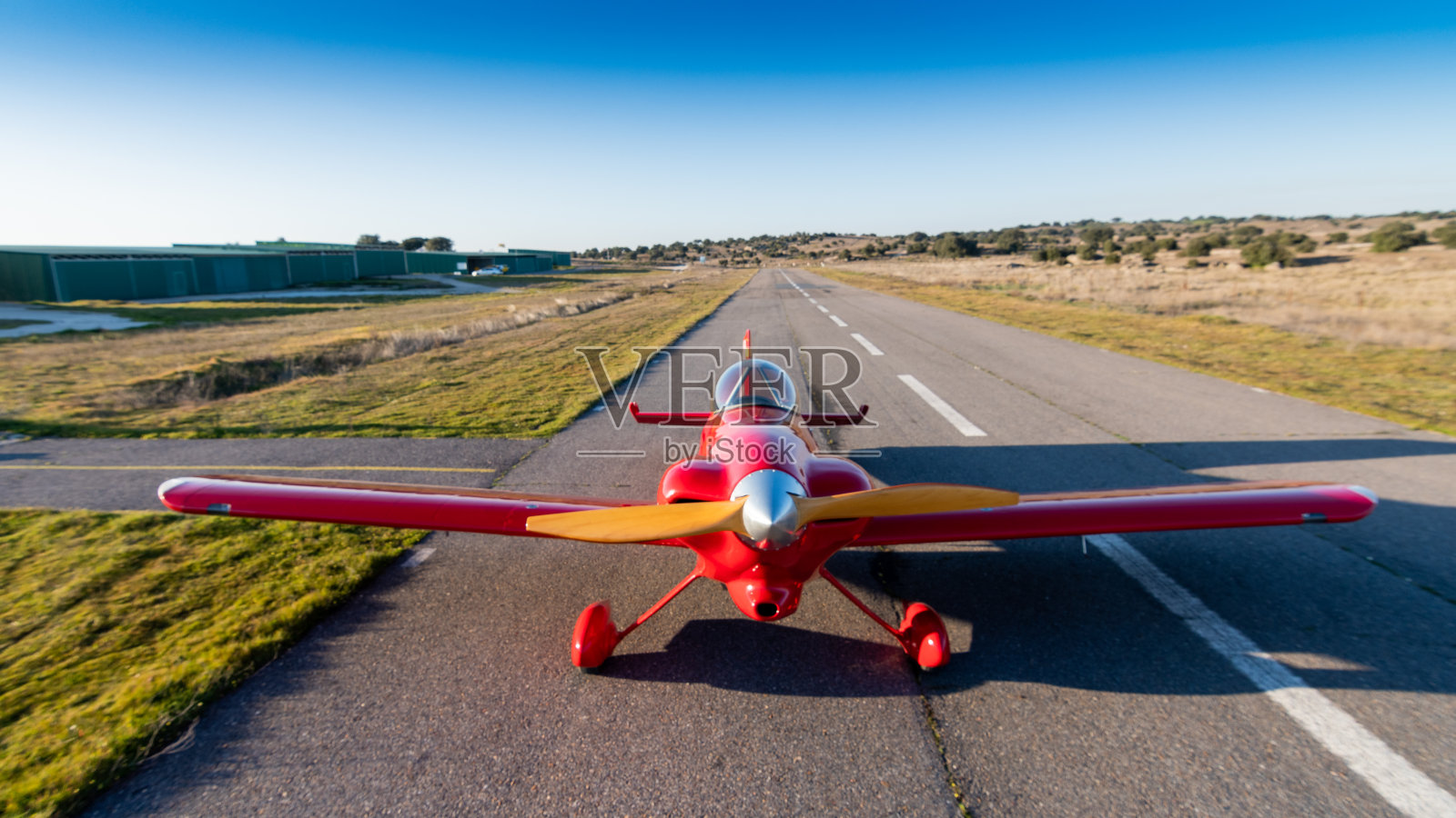 小型红色螺旋桨飞机照片摄影图片