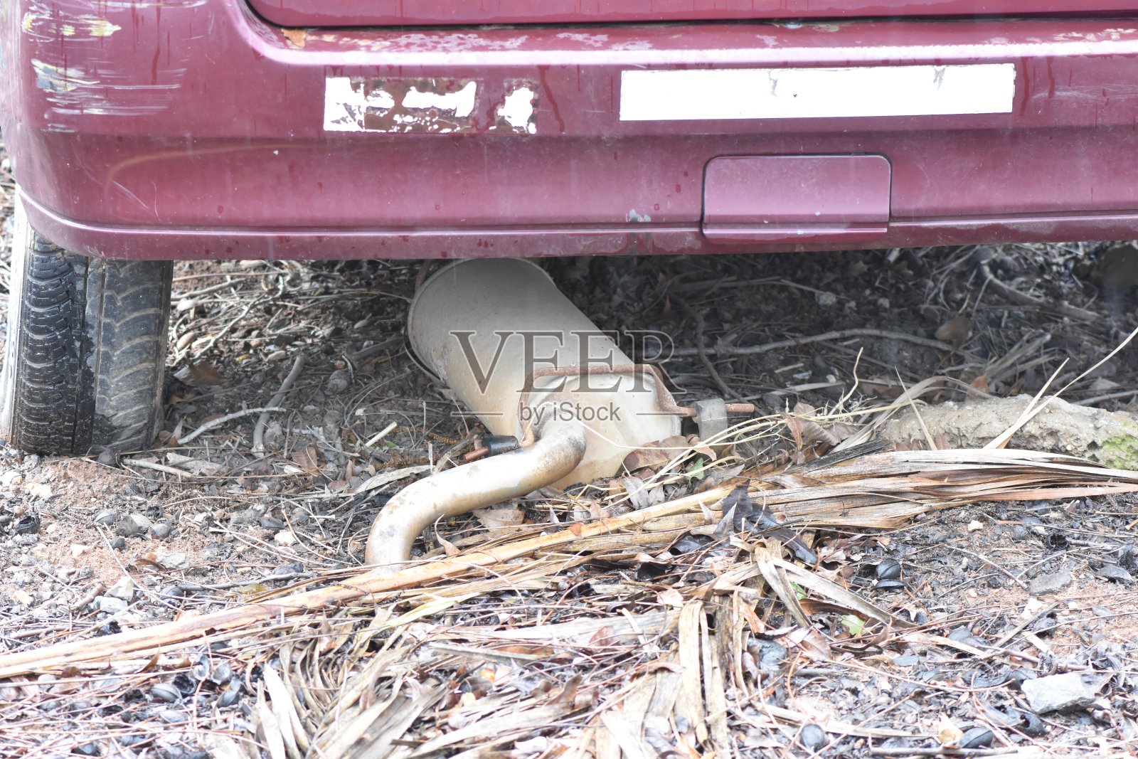 旧车旁损坏的排气管照片摄影图片