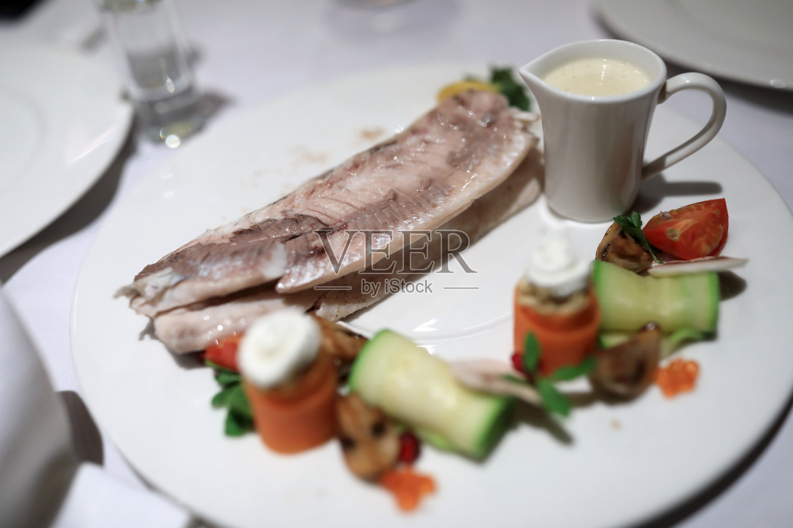 清蒸白鱼配酱料在盘子里照片摄影图片