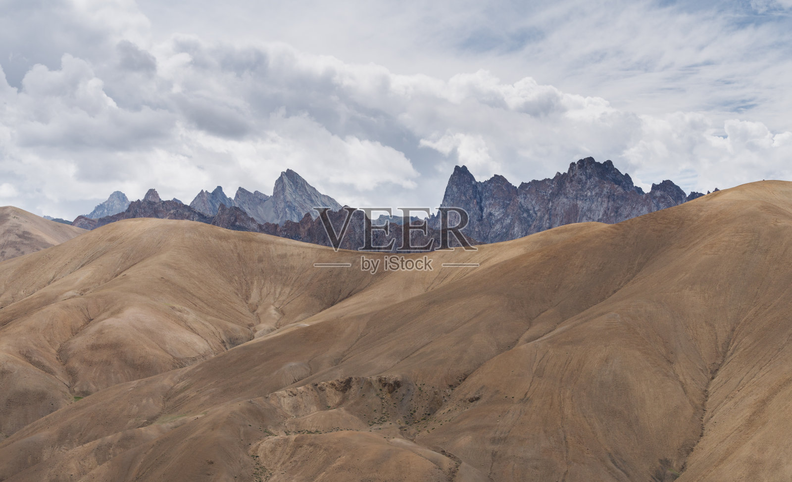 山地景观与沙丘和多云的天空在印度照片摄影图片