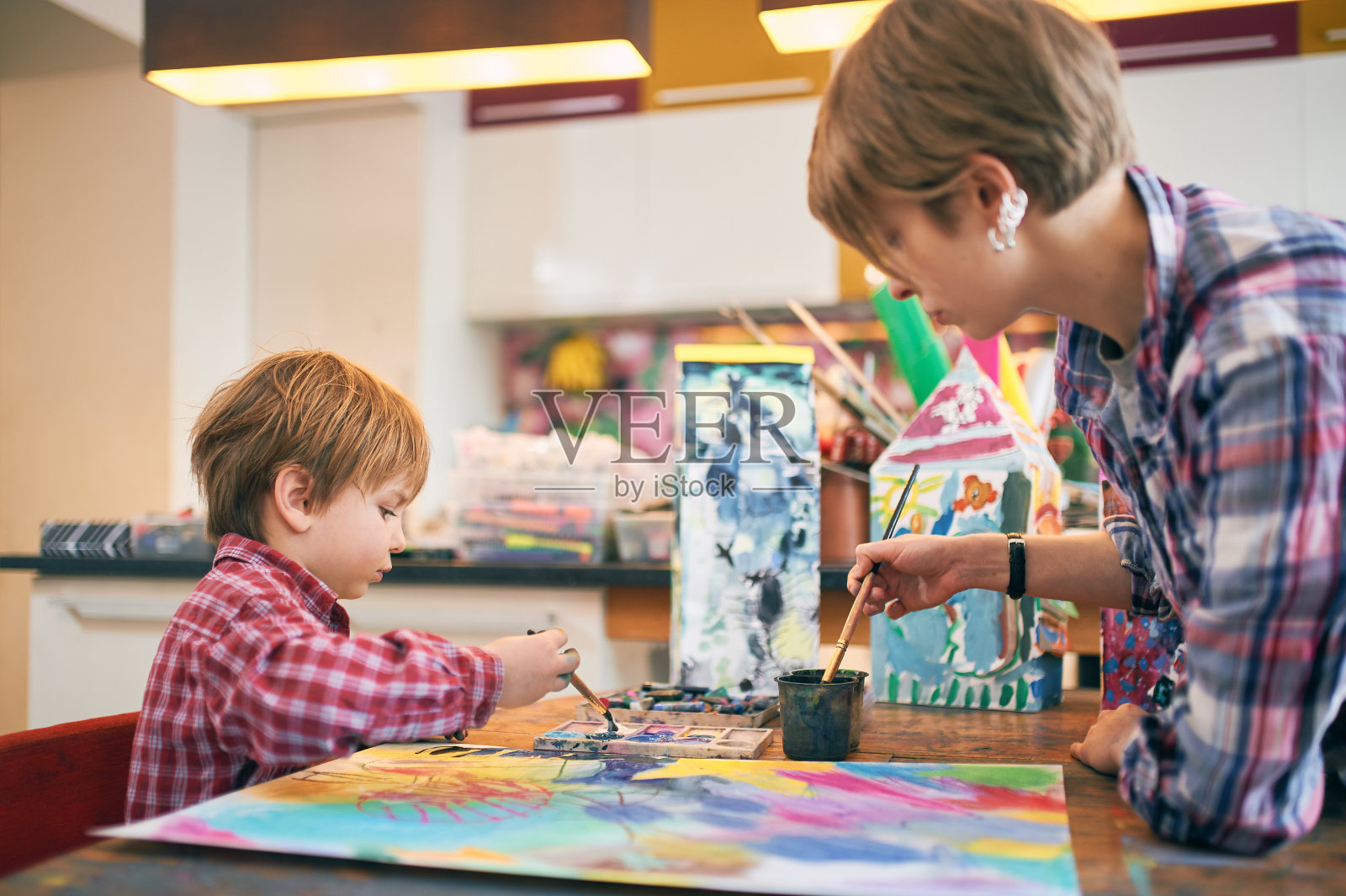 可爱快乐的小男孩和美术老师在美术课上画画。教育的概念。幼儿园及幼稚园主题照片摄影图片