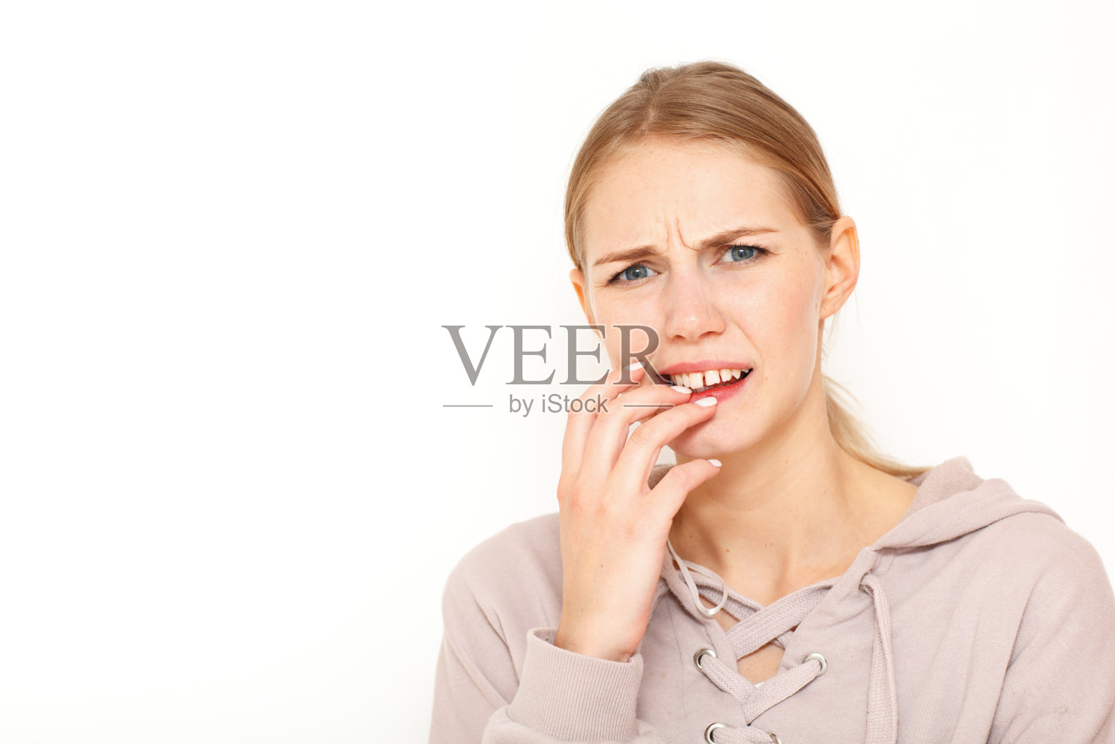 欧洲女性的形象,毫无头绪的表情,怀疑吃什么美味的晚餐,孤立在白色的背景。选择什么?照片摄影图片