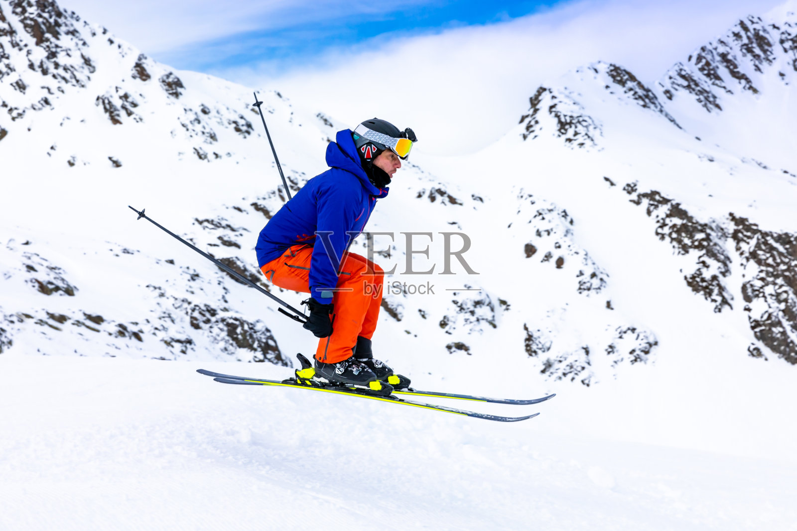 在滑雪坡上滑雪的人照片摄影图片