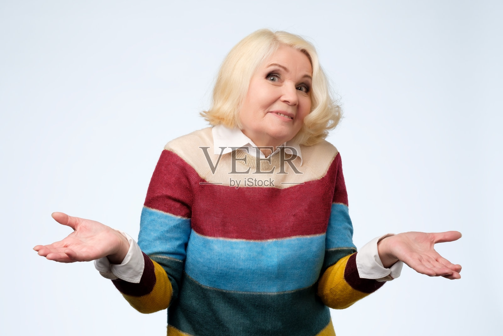 一位友善的高级女士的肖像,她的表情充满怀疑。照片摄影图片