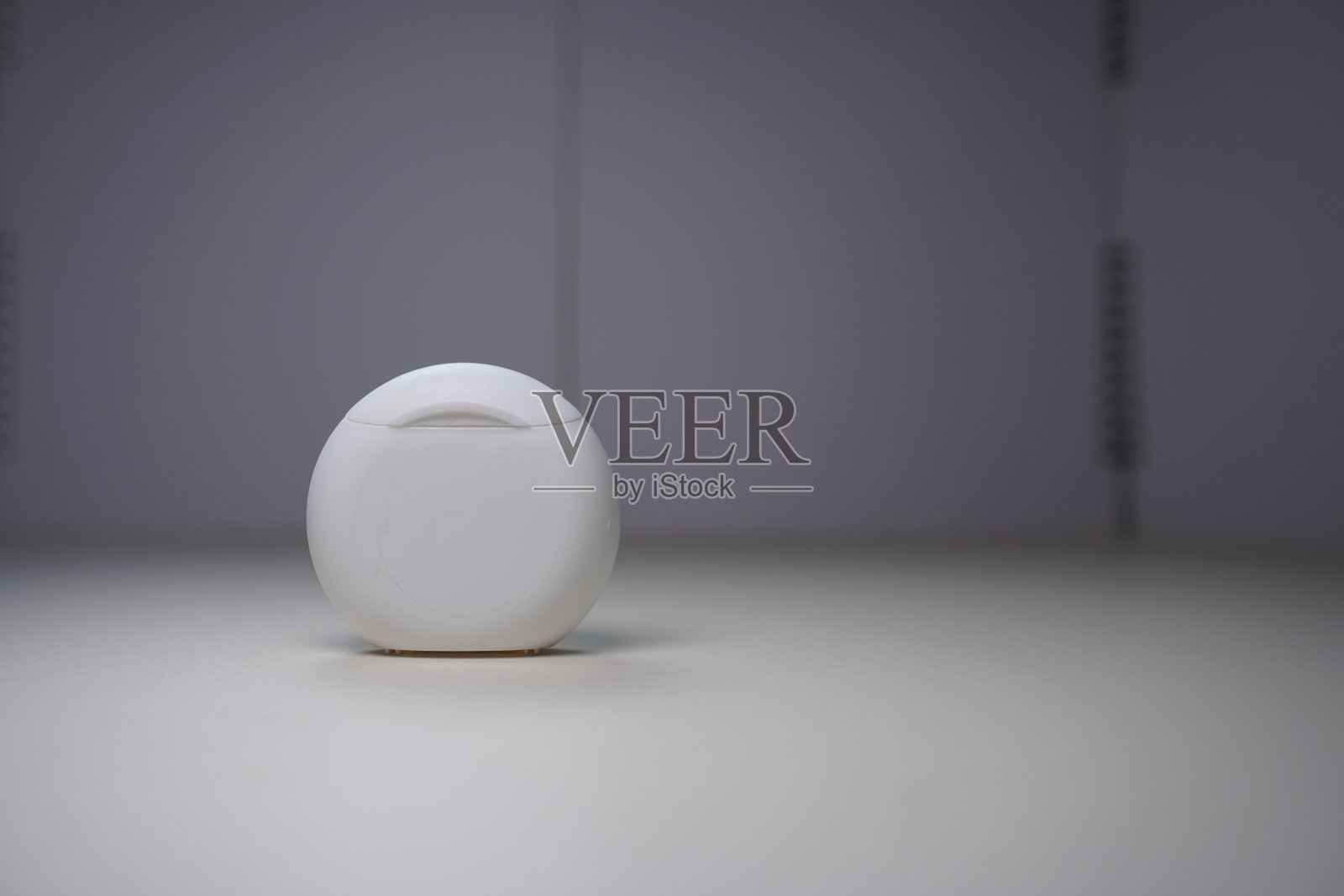 清洁牙齿的工具。包括牙线、牙刷、牙膏、电动牙刷、杯子。照片摄影图片