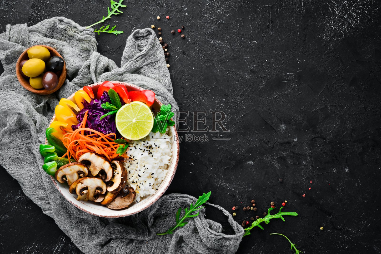 碗佛饭配蘑菇,辣椒,卷心菜和酸橙。前视图。为你的文本留出空间。照片摄影图片