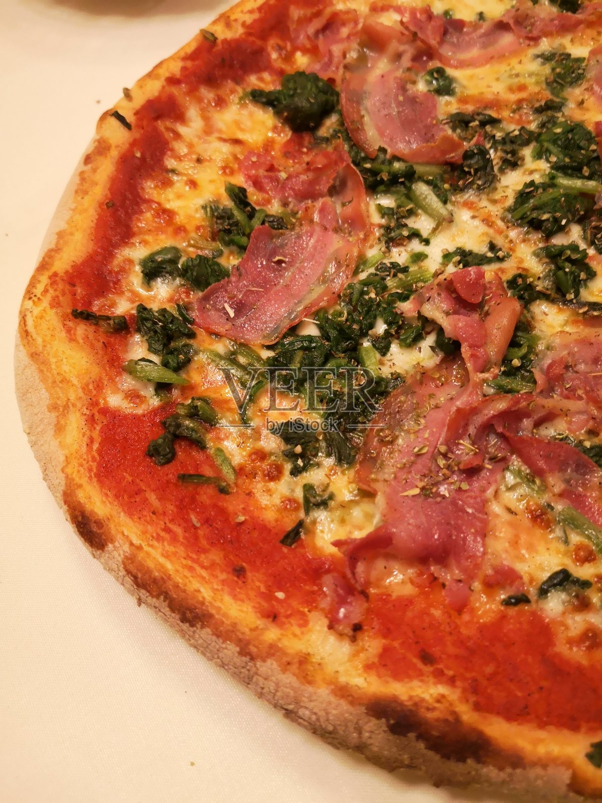 新鲜的木头烤披萨照片摄影图片