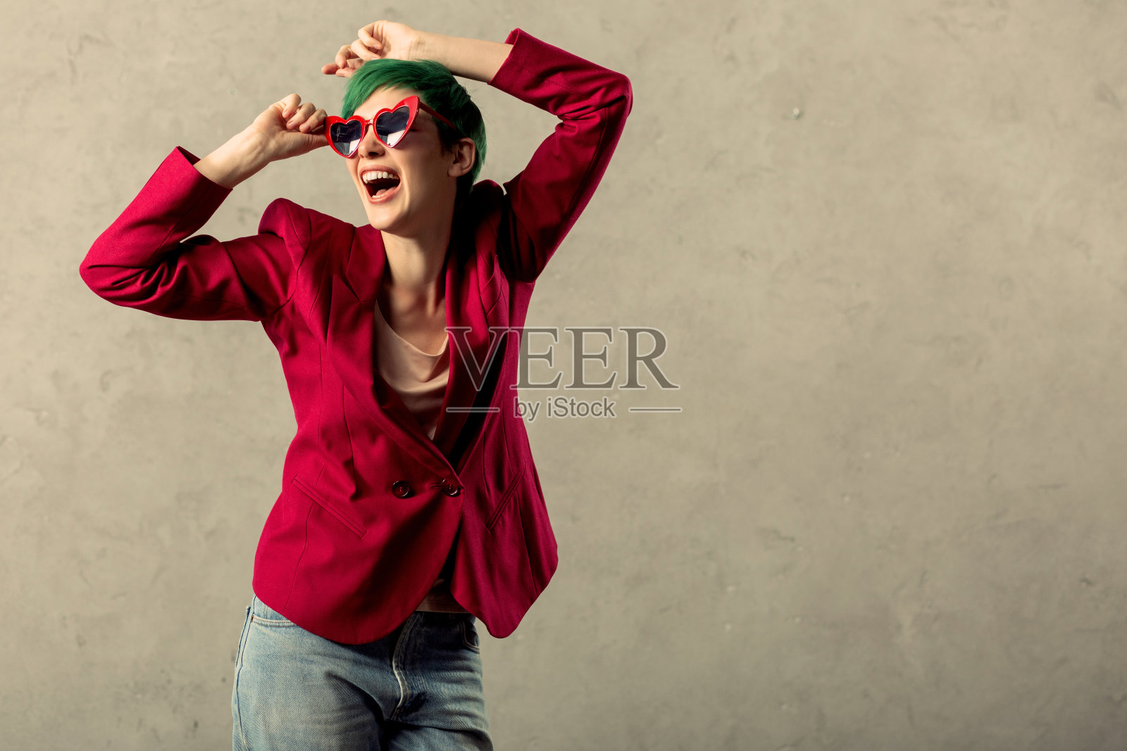 快乐好情绪化的女人感觉很幸福照片摄影图片