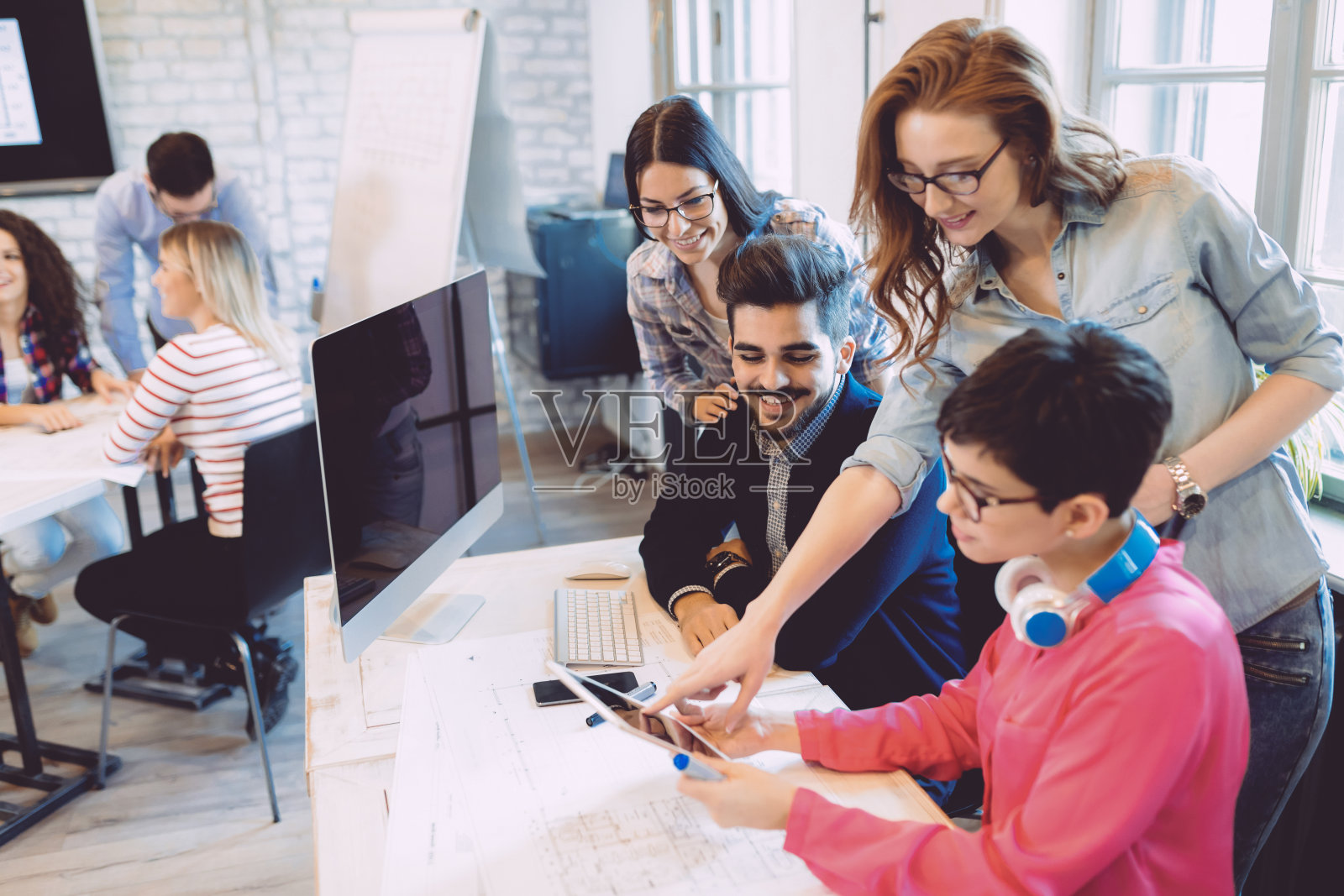 有创造力的年轻商业人士和建筑师在办公室工作照片摄影图片