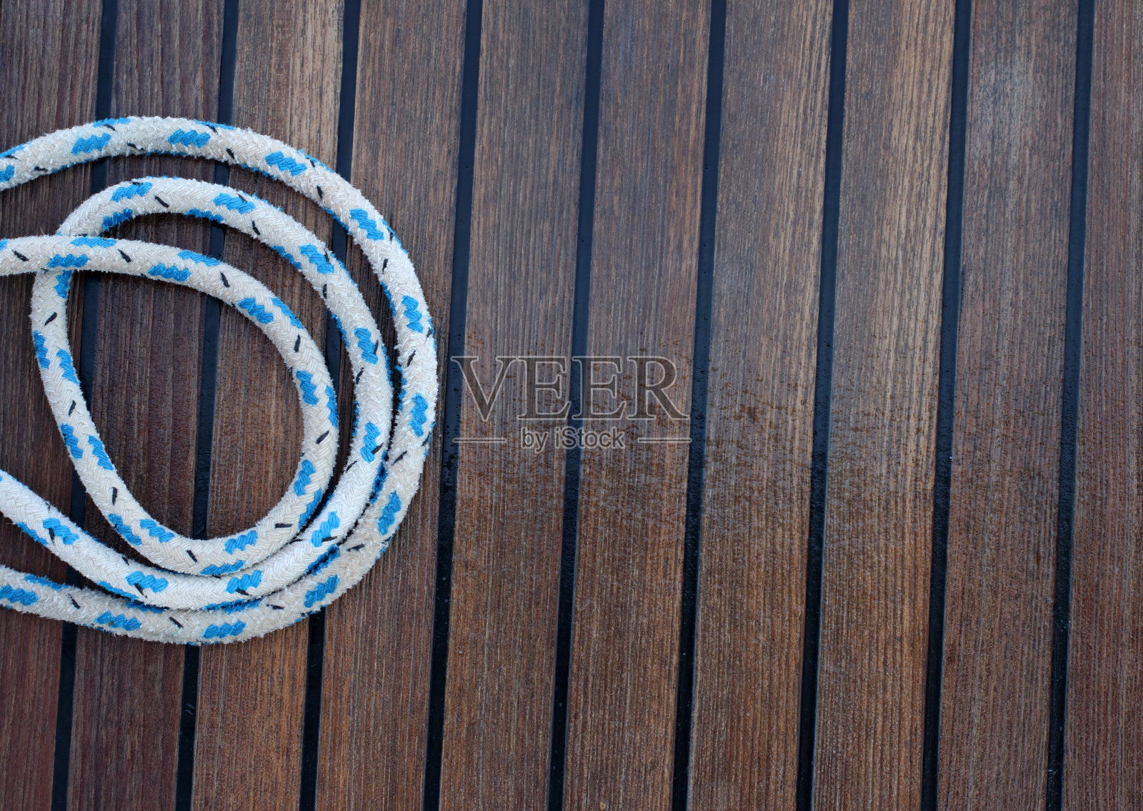 木甲板上的绳索照片摄影图片
