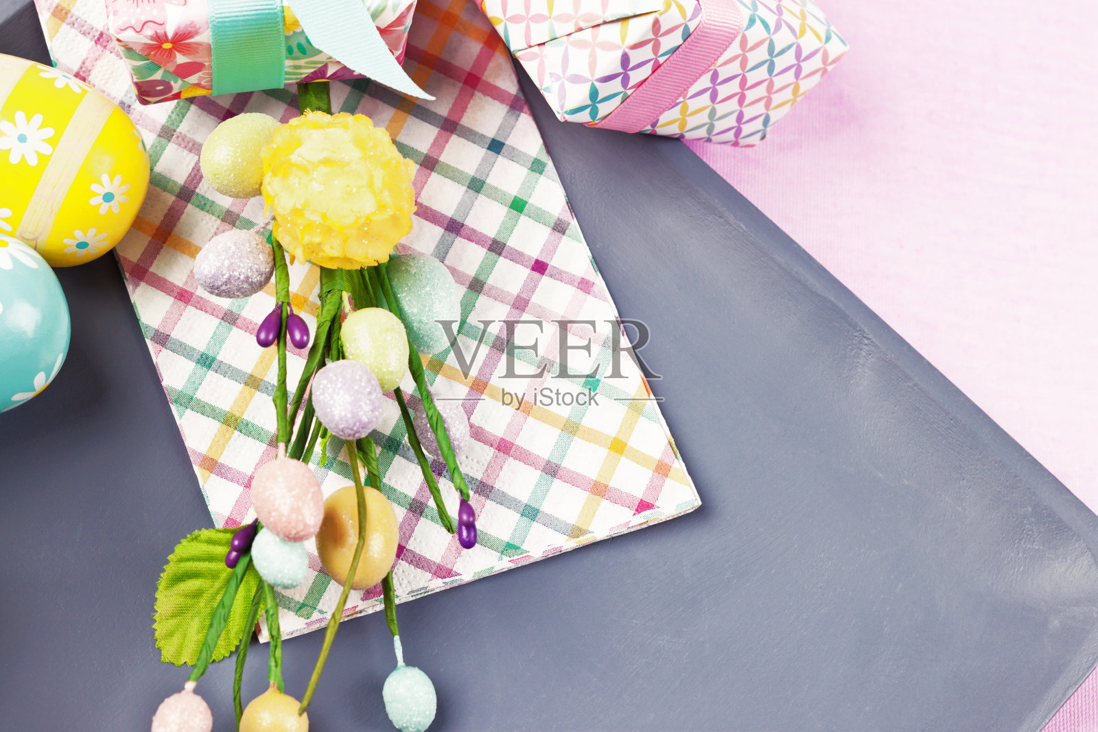 复活节盘子里的复活节彩蛋、装饰品和礼物,凑近了照片摄影图片