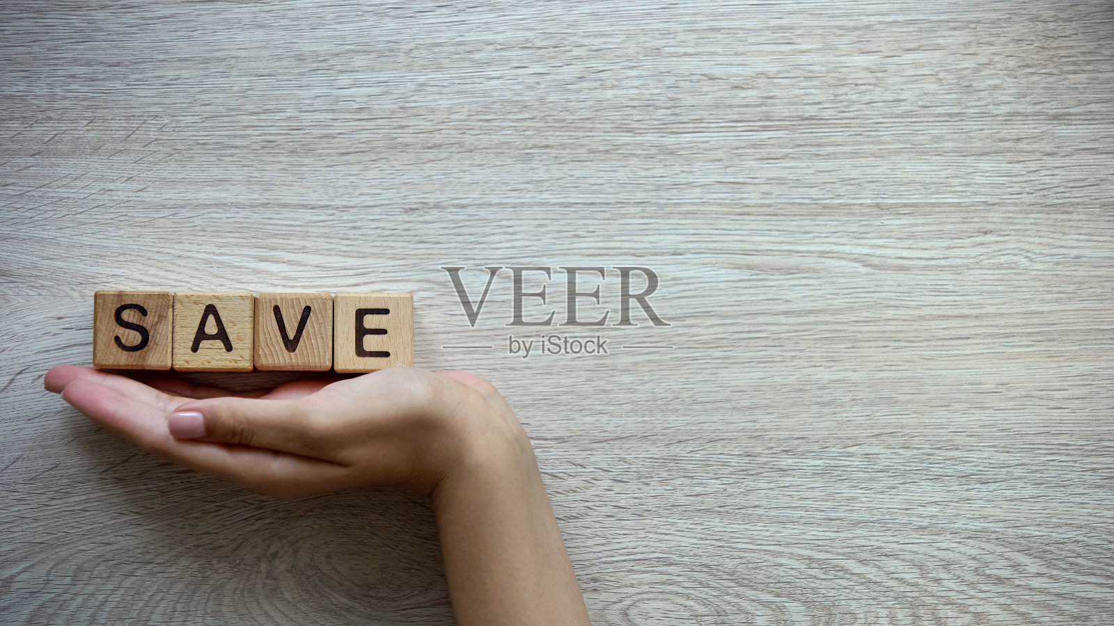 省省吧,拿着木块的女人,女性权利歧视,虐待照片摄影图片