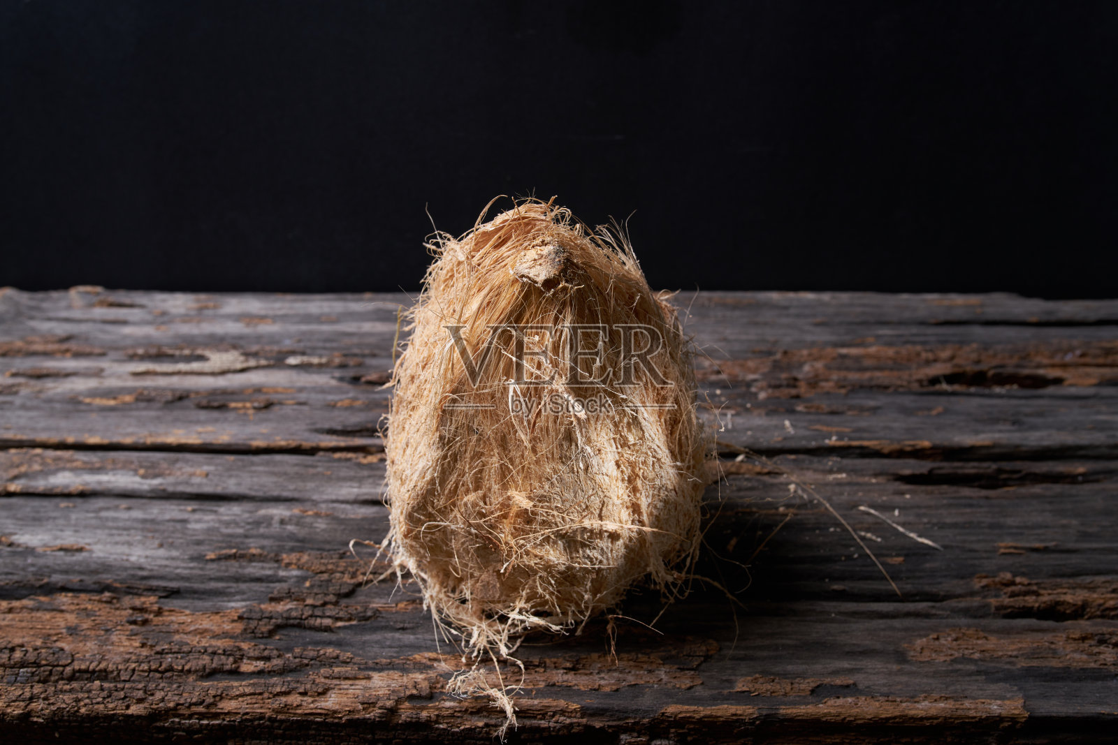 木桌上的椰子照片摄影图片