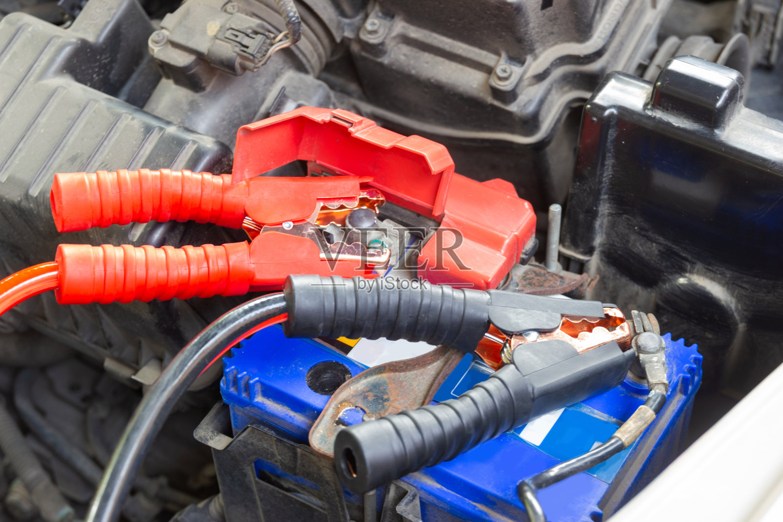 汽车蓄电池充电跨接电缆识别正负照片摄影图片