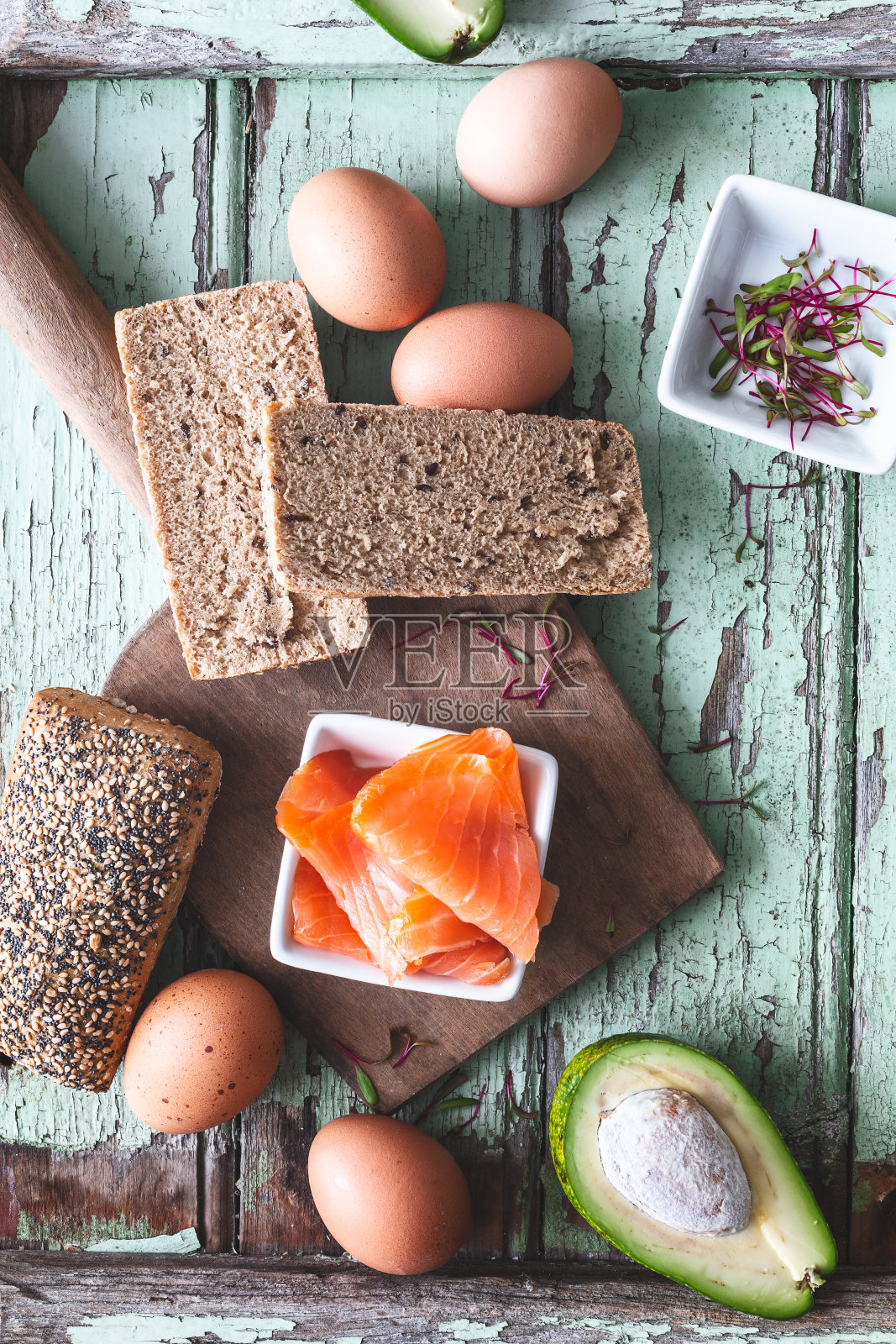 牛油果,鸡蛋,三文鱼三明治的配料照片摄影图片