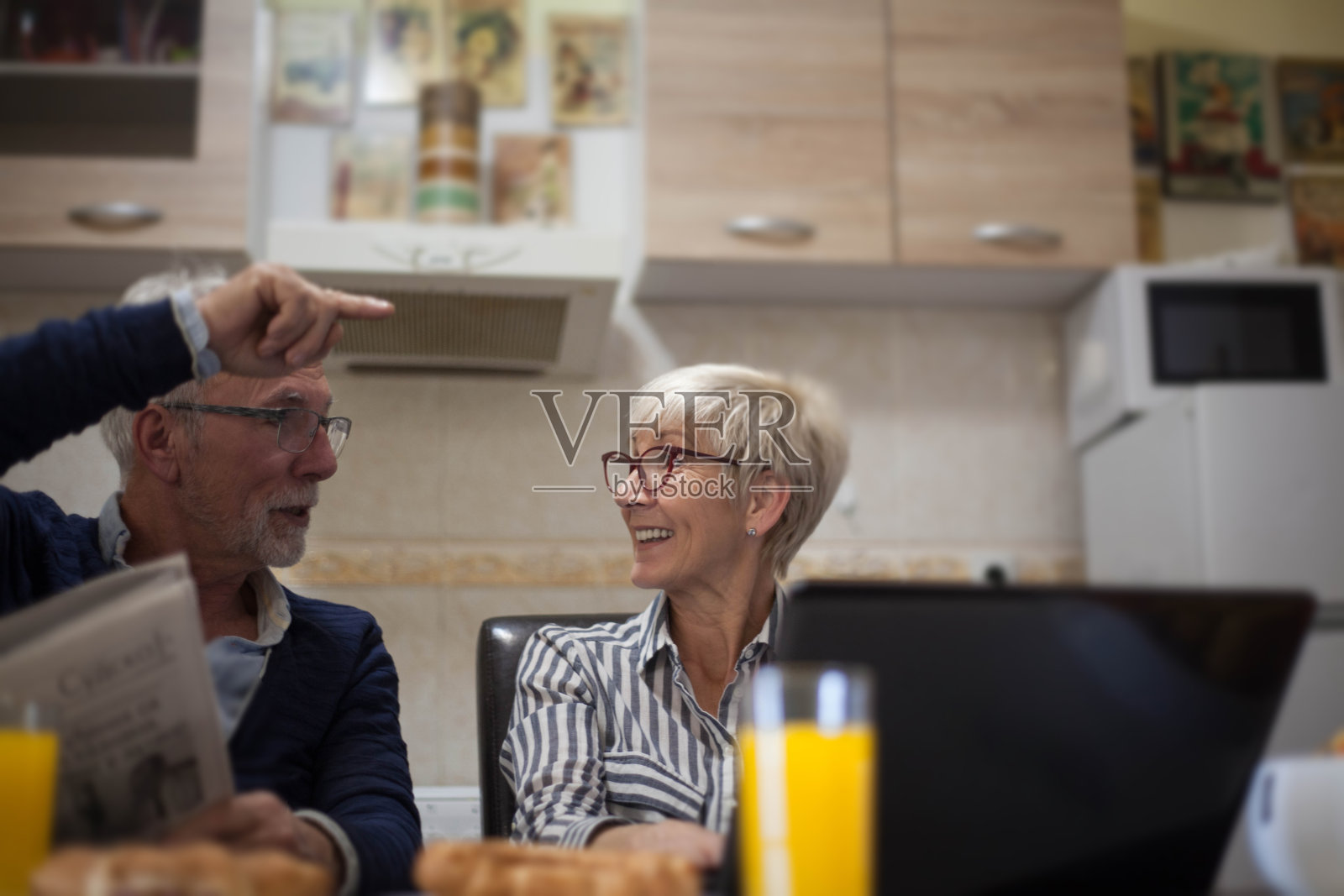 老年夫妇利用科技与家人保持联系。照片摄影图片