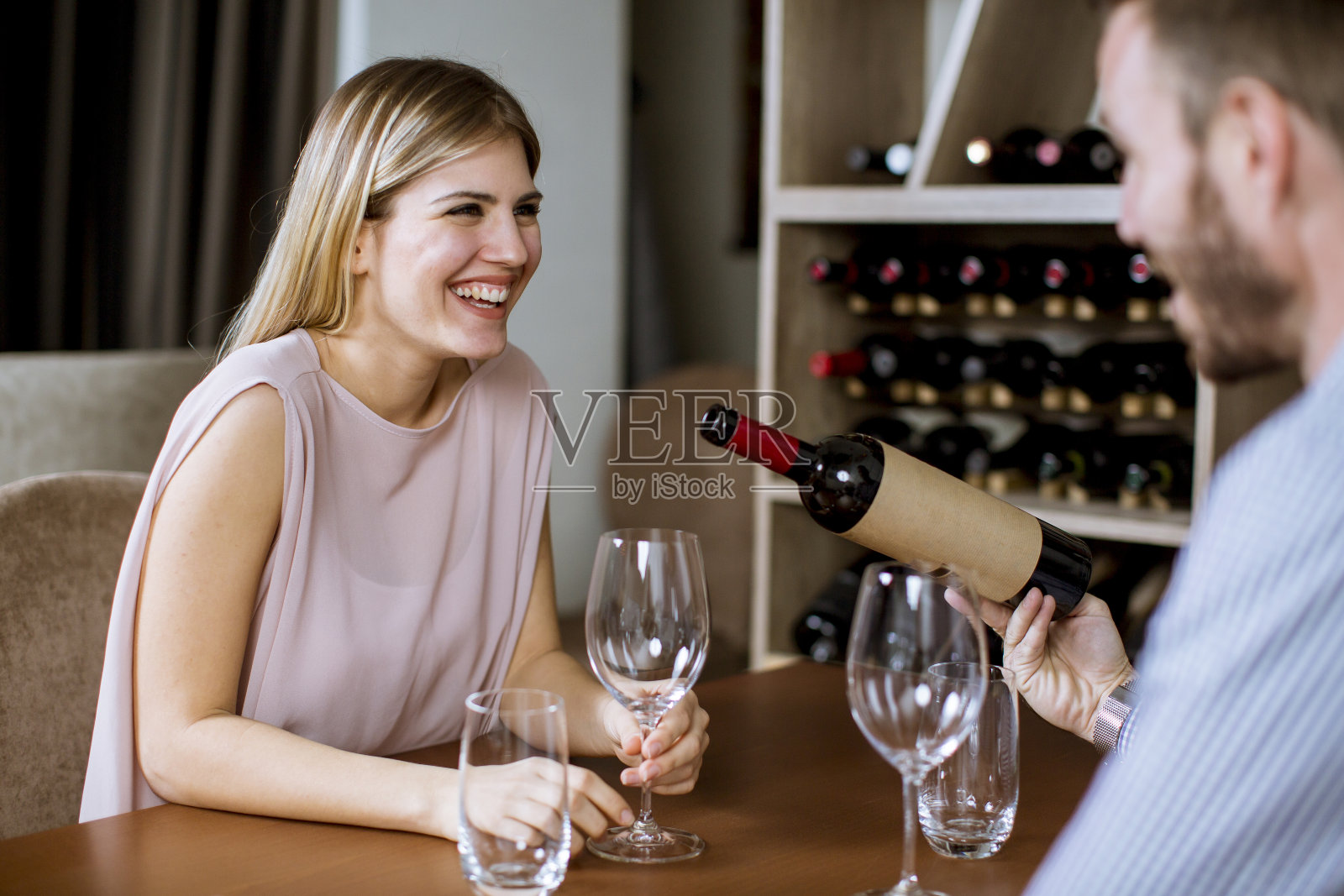 年轻幸福的夫妇在一个浪漫的约会喝红酒照片摄影图片