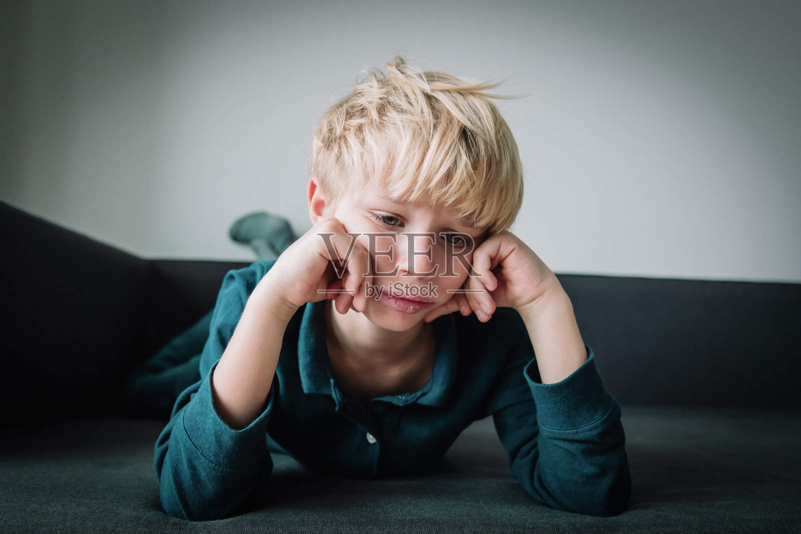 悲伤的孩子,压力和沮丧,疲惫,自闭症照片摄影图片