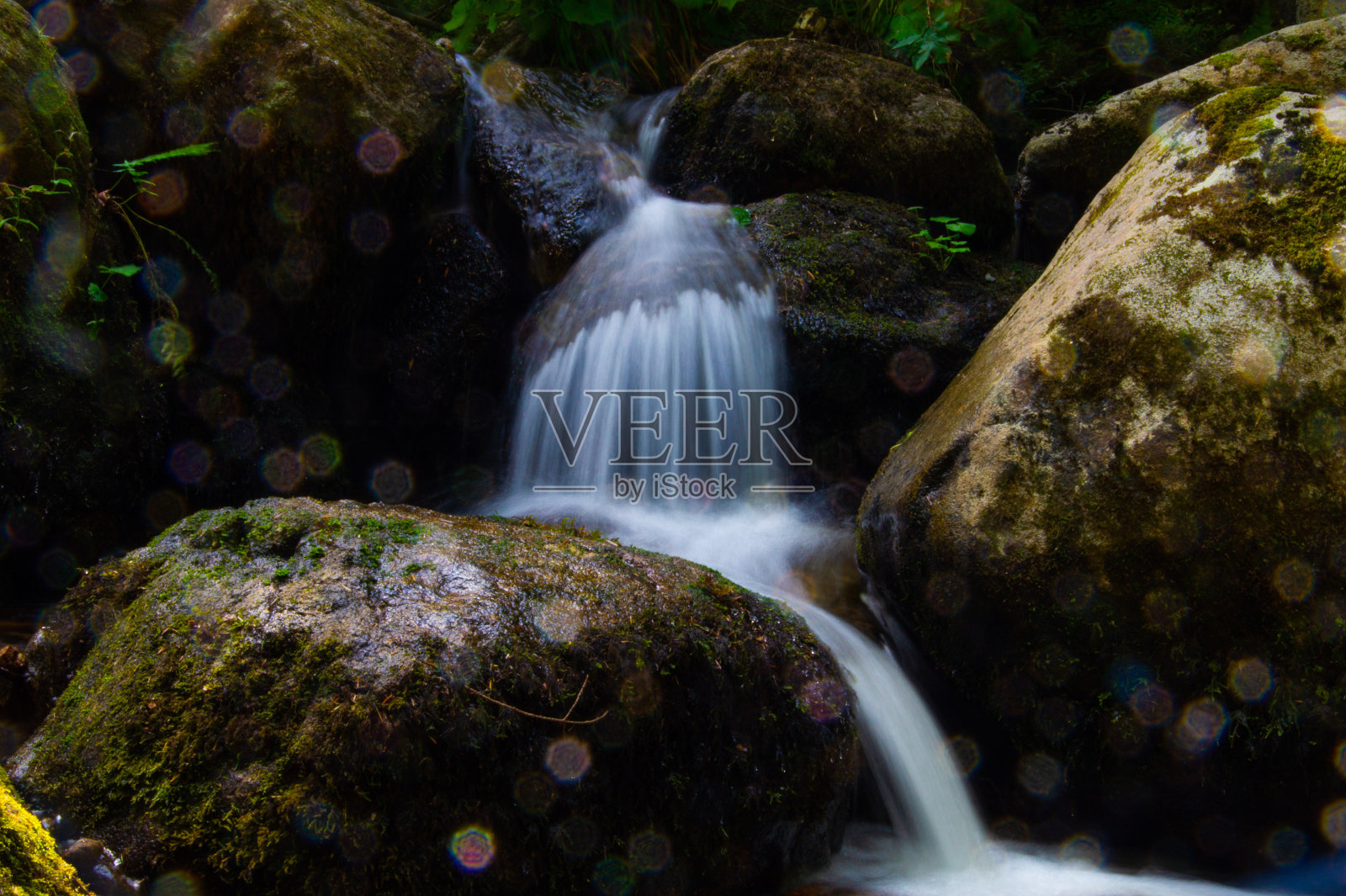 森林里卢瓦尔河的瀑布照片摄影图片